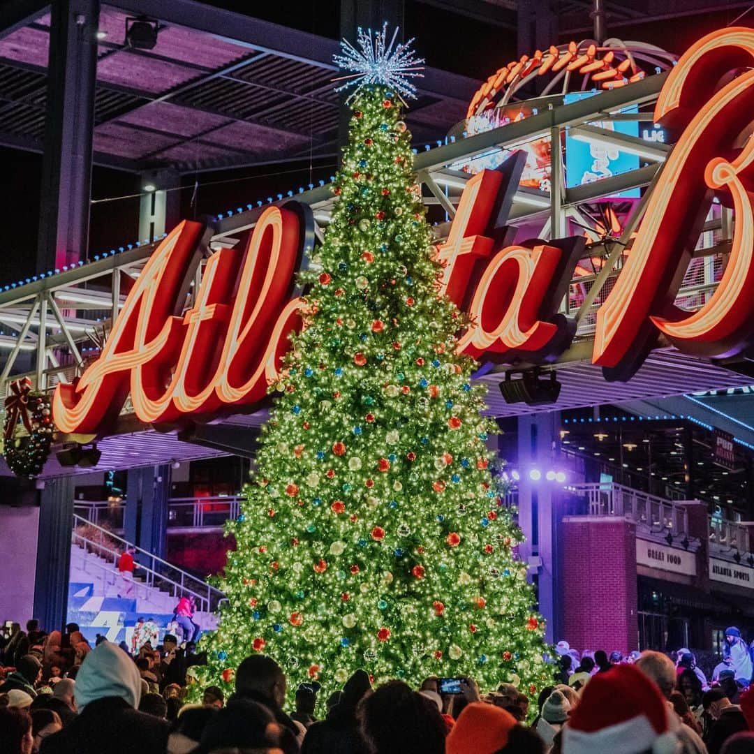 アトランタ・ブレーブスのインスタグラム：「It’s glo-time ✨🎄😎  The annual Tree Lighting presented by @wellstarhealth is this Saturday, November 25th, beginning at 5:30 p.m.  Enjoy live music on the Georgia Power Pavilion Stage, special guest appearances, festive performances, activities and more leading up to the tree lighting with the big man himself at 7 p.m.    Following the celebration, cozy up on the Plaza Green for a showing of “Abominable” as part of the Xfinity Movie Series.  Learn more at batteryatl.com/holidays2023 (link in bio)⁠!」