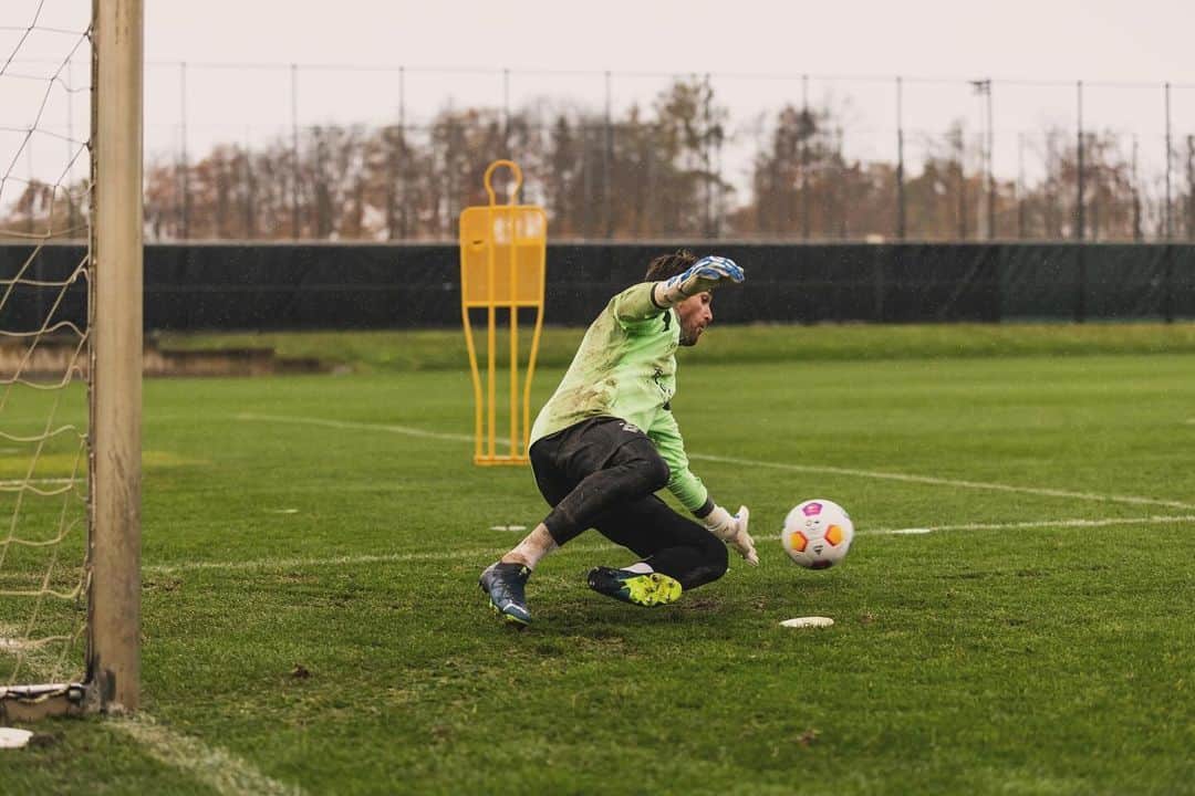 トビアス・ジッペルのインスタグラム：「☔️⚽️👀 @borussia @pumafootball」