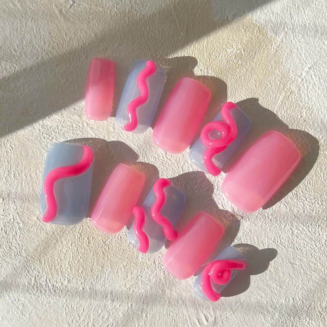 なかやまちえこのインスタグラム：「🅿𝕚𝕟𝕜 𝕣𝕚𝕓𝕓𝕠𝕟 🅽𝕒𝕚𝕝 𝕒𝕣𝕥 𝕔𝕠𝕝𝕝𝕖𝕔𝕥𝕚𝕠𝕟. 𝟚𝟘𝟚𝟛⠀ ⠀ 制作ネイル⠀ デザインを頂きネイルにしました。⠀ ⠀ @kimacat_betty ぷにぷにピーチ⠀ #nail #nails #nailart #ネイル #美甲 #ネイルアート  #japanesenailart #manucure #japanesenails #manicurist #gelnails #أظافر #네일아트 #미용  #เพ้นท์เล็บ #artedeuñas #เพ้นท์เล็บเจล #ジェルネイルデザイン #ネイルデザイン #nagelkunst #ピンクリボン」