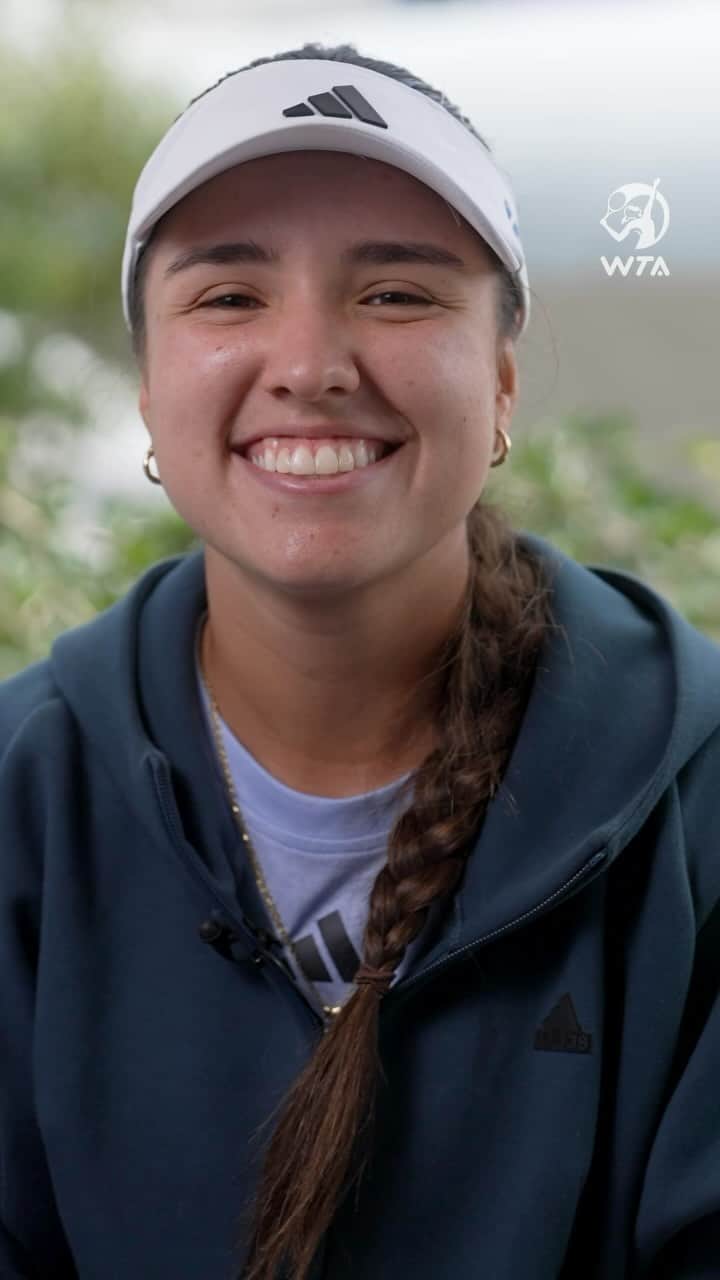 WTA（女子テニス協会）のインスタグラム：「Players ask the fans: @_camilaosorio_ 🎙️  What is your favorite tv show? 📺  Let us know in the comments👇」