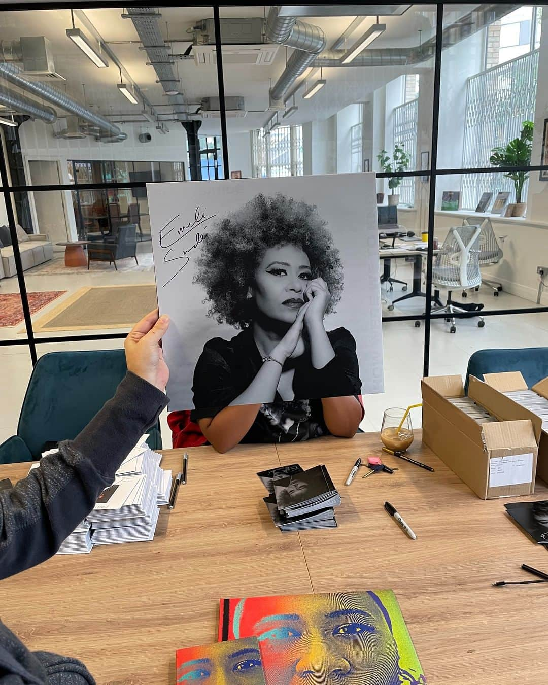 Emeli Sandéのインスタグラム：「I'm so overwhelmed with the love I've received on the new album - thank you from the bottom of my heart, it means the world to me that you are loving the new music so much.   Tag me in your posts showing your physical copies! i'd love to see them x」