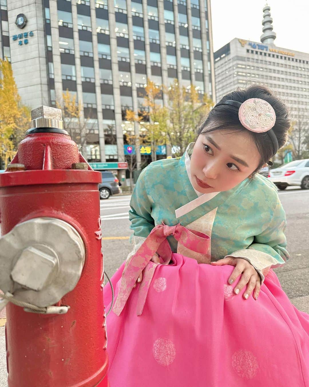 鄭茵聲さんのインスタグラム写真 - (鄭茵聲Instagram)「穿越來看不懂消防栓  然後在現代韓國 就學會怎麼吃泡麵了 #最後一張😂 #想吃泡麵」11月21日 2時19分 - ferrtsss