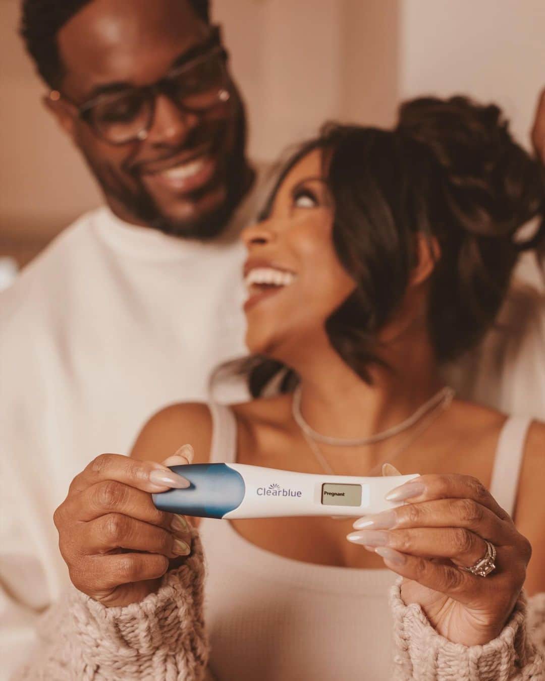 ブレシャ・ウェッブのインスタグラム：「Surprise! Surprise! We’re pregnant!! I’m so excited to announce we have a bun in the oven! Baby Jones coming April 2024! My husband, Nick, and I have a lot to be thankful for this holiday season. #ClearbluePartner  As part of this exciting moment, I wanted to help raise awareness for Clearblue partner @marchofdimes and their #ItStartsWithMom campaign which provides moms, moms-to-be, and women trying to conceive with health and wellness information related to pre-pregnancy, pregnancy, and postpartum care. I encourage you to check out their website www.marchofdimes.org/ItStartsWithMom to see how you can help support women to feel better prepared for pregnancy and what’s to come.   Thank you @clearblue for being a part of our journey and providing us with clear, digital results we could trust! #ClearblueConfirmed」