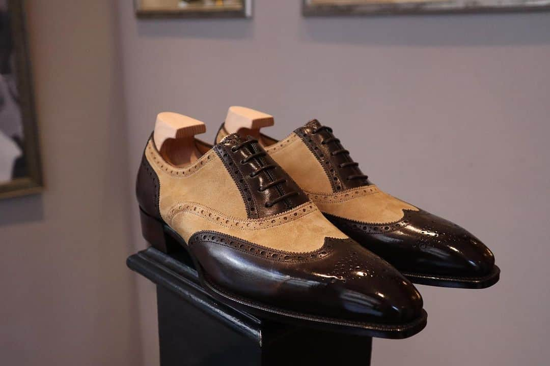 ガジアーノ&ガーリングのインスタグラム：「This MTO Gatsby displays, perfectly, how to use our Made To Order program to create something unique!  The combination of leathers on a shoe is referred to as a ‘Spectator’. The Spectator shoe finds its roots in the late 19th century, on the feet of those who were in the crowd at cricket matches.   The combination of Espresso calf and sandstone suede (leathers pictured) allows for this pair to be worn much more easily in this day and age than the traditional white leather of the late 19th century.   What do you think of these shoes?  #gazianogirling #gazianoandgirling #madetoorder #gggatsby #london #spectatorshoes #savilerow」