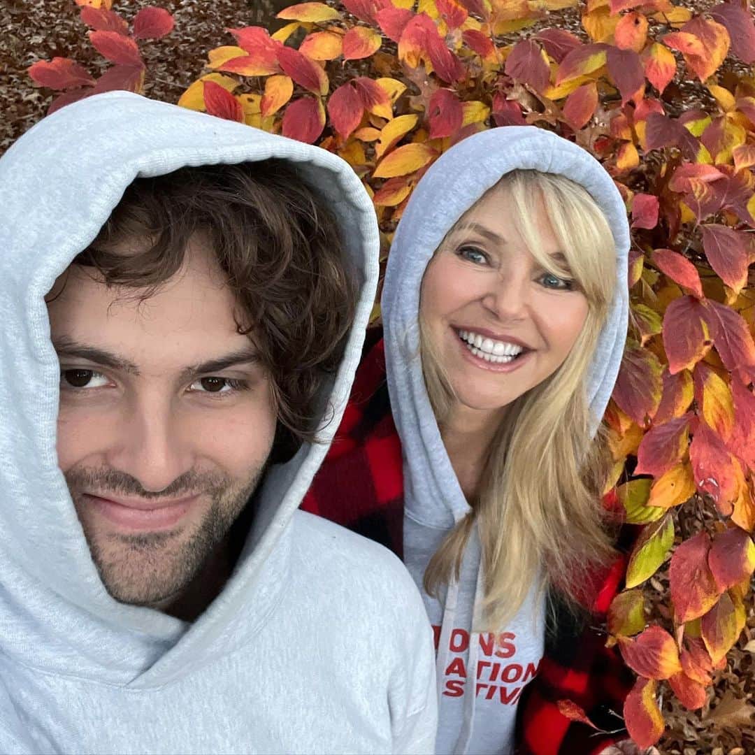 クリスティ・ブリンクリーのインスタグラム：「I just couldn’t LEAF the leaves alone! I forced them and my autumnal sonshine into a few Fall selfies because I am going to miss them when they’re gone ! But I love when they’re home for the holidays! 🧡❤️ Speaking of the holidays…Don’t forget your organic zero sugar delicious @bellissimaprosecco sparklings and our new range of 5 still wines all zero sugar so you can go ahead and indulge in the pumpkin and pecan pies! Bellissima pairs beautifully with all your Thanksgiving festivities! Oh and don’t forget while you get your second slice, turn on your tv .. I’ll be hosting the  @americanhumane  @herodogawards 8:00 on A&E Network Thanksgiving evening and 1:00 on @fyi the next day ! Cheers 🍷🥂🍾」