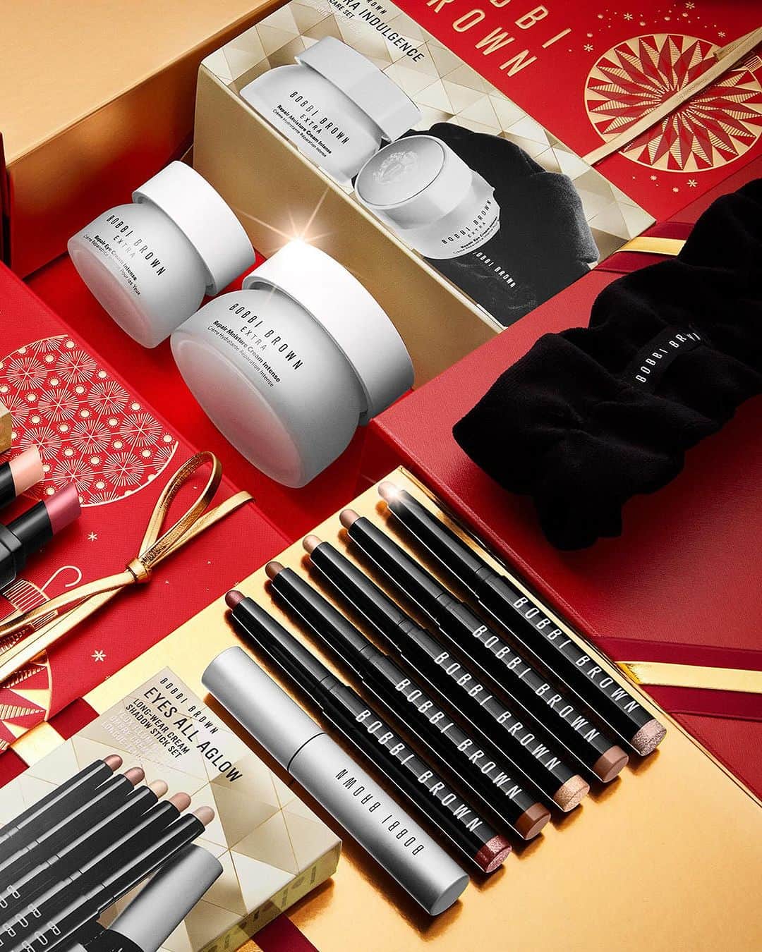 ボビイブラウンのインスタグラム：「Toast to the season with gift-worthy beauty that’s the talk of the party. From glowing skin to glamorous color, our limited-edition sets are curated with our bestsellers and come wrapped and ready to spark surprise.  Get sets to give (or keep) at bobbibrown.com.  #BobbiBrown #BobbiBrownHolidayCollection #HolidayBeauty #LimitedEdition #GiftSets」