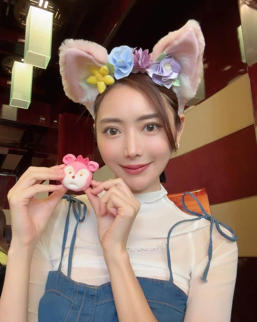 寺口智香のインスタグラム：「リーナベルの耳つけた🐱 シェリーメイの餡饅がすごく不満そうな顔してる😟」