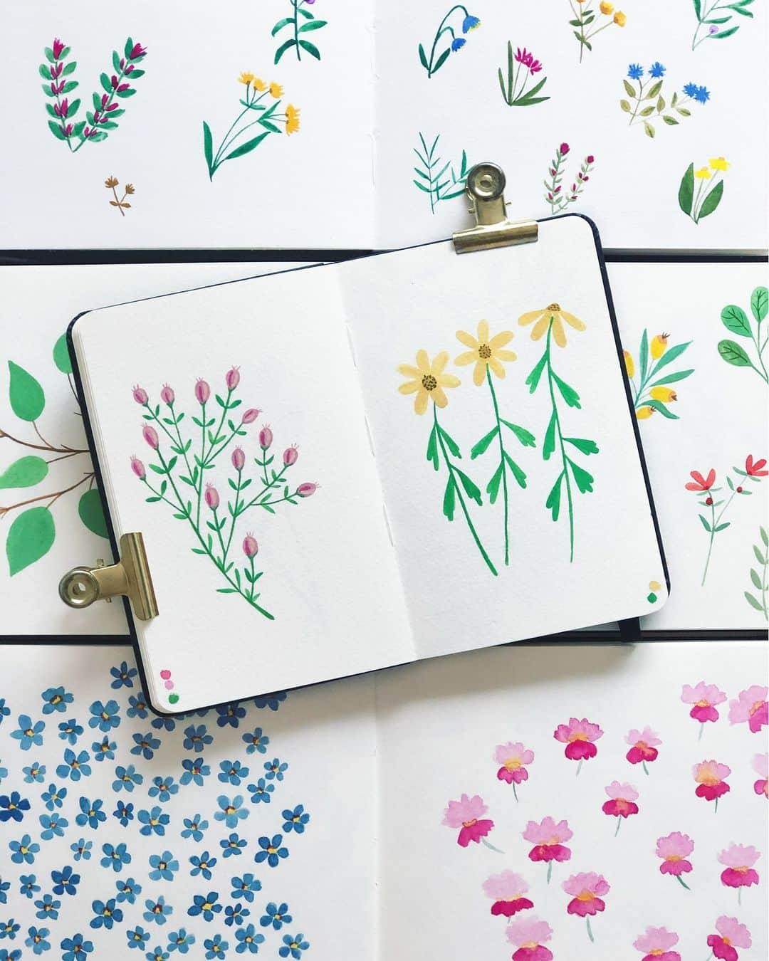 Margarida Corceiroのインスタグラム：「Em criança, colecionava envelopes e folhas de papel de carta e de blocos e guardava diários e cadernos usados. Desta paixão pelo papel e pela ilustração nasceu o sonho de Patrícia Brissos, que materializou na sua própria marca de papelaria.   A jornalista @annappiress dá-lhe a conhecer a @almaempapel.pt e a sua fundadora, na sua LuxWoman de dezembro já nas bancas.  #luxwoman #entrevista #dezembro #jánasbancas」