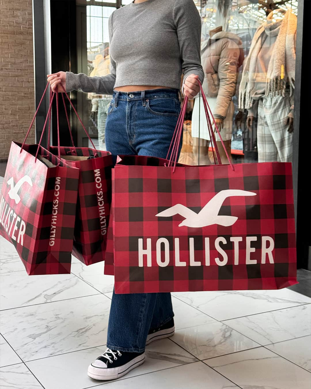 Hollister Co.のインスタグラム：「it's all happening NOW! shop 40% off everything* during our black friday sale 🎁🎁🎁  *Offer valid in stores and online November 19, 2023 to November 27, 2023 in US/CA. Excludes clearance and gift cards. Discount applied at checkout.」