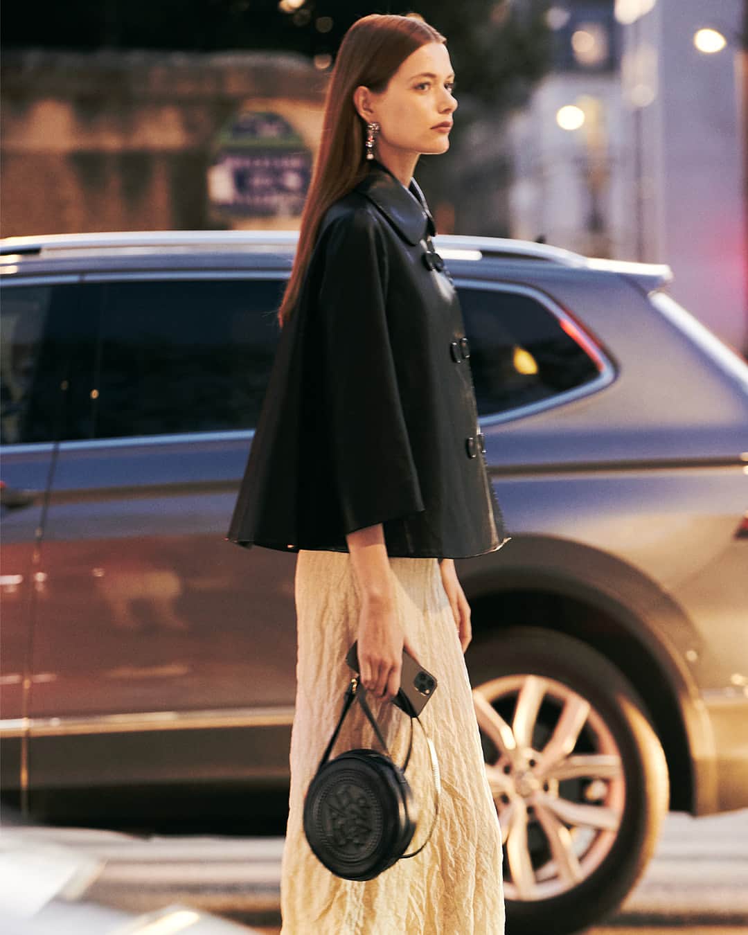 アルチュザラのインスタグラム：「The ‘Hayden’ Jacket featured in Altuzarra’s SS24 runway show which drew inspiration from the timeless horror movie ‘Rosemary’s Baby’. It’s shaped from lamb’s leather to a voluminous silhouette with a point collar and a double-breasted button front.  www.altuzarra.com #AltuzarraSS24」