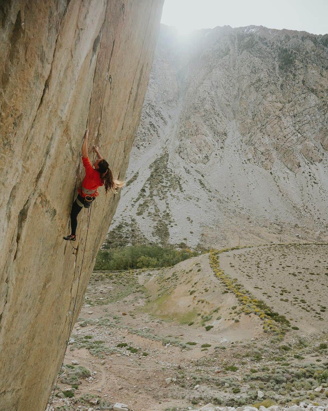 ペイジー・クラッセンのインスタグラム：「Arrived to Pine Creek with two projects on my to-do list, no clear child care/climbing partner plan, and completely overwhelmed. It was immediately clear I’d bitten off more than I could tackle. After some intense emotions and feeling like perhaps we should just go home, @arjandekock reminded me that we were here to see a new place, as a family, and spend time together. Simple, yet a luxury, when so many families are being torn apart. I dropped one objective, choosing the one that felt more in my wheel house. I focused on the time with my family - the opportunity to live so intimately in a small space with the people I love most. I observed a transformation in Larkin, from an unhappy baby who screamed a lot to a content toddler with loads of personality. And on the last day, after extending our trip for one last attempt, I gave up. I felt content with our trip, and ready to go home. But I gave one last burn, and surprised myself with a fire, a fire that I hadn’t felt all month. I’m happy to have been able to climb on, and ultimately complete, a beautiful line in one of the more beautiful climbing settings I’ve experienced.  Photo by @ericbissell  @lasportivana @maximropes @physivantage」