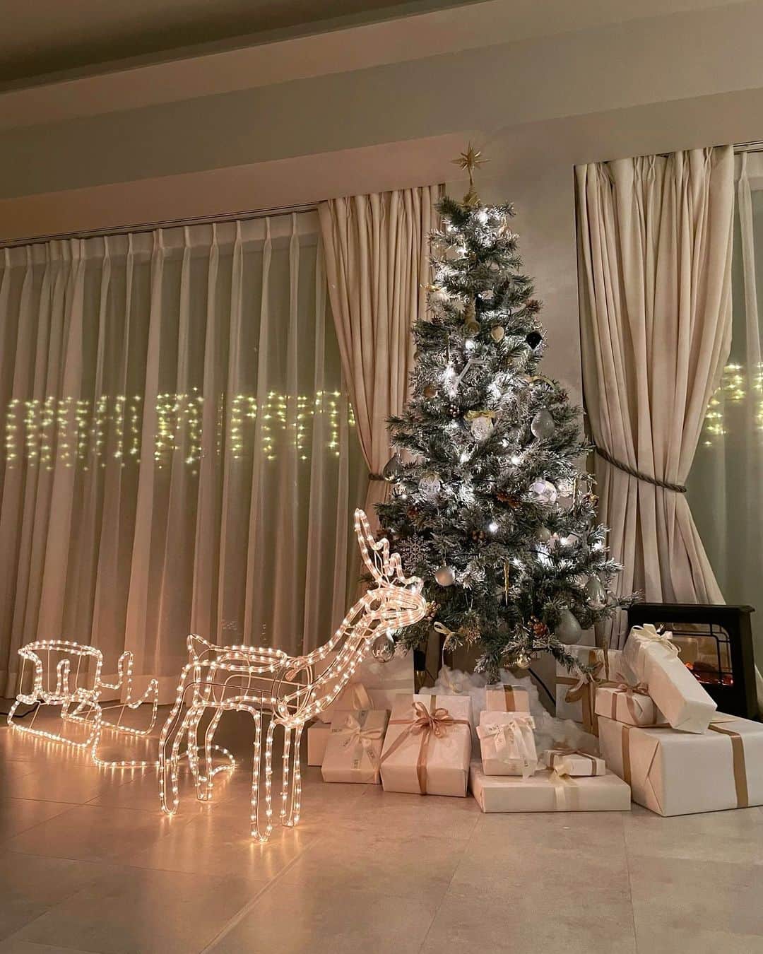 篠りさ子のインスタグラム：「去年のツリーは、 ホワイトクリスマス意識☃️🕯️❄️」