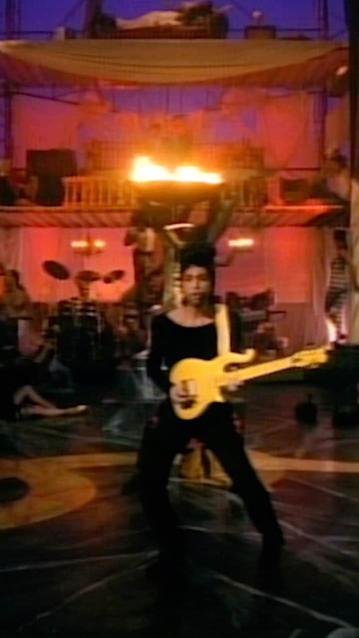 プリンスのインスタグラム：「Released in June 1991 as the lead single for Diamonds And Pearls, “Gett Off” was Prince’s most overtly hip hop cut yet, featuring vocal contributions from Rosie Gaines and Tony M and flute by long-time Prince associate Eric Leeds.  The song charted at #6 on Billboard’s Hot R&B chart and #1 on their Hot Dance Club Songs chart, and reached #4 on the UK Top 40 charts.」
