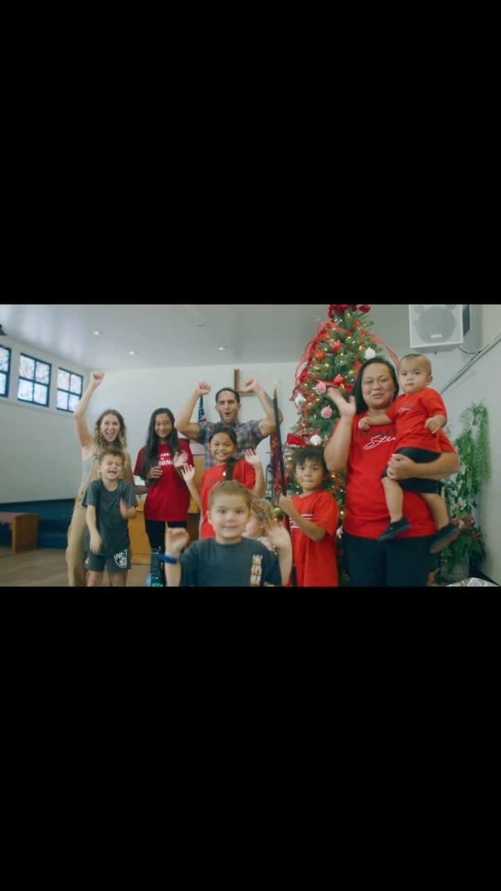 アレクサ・ヴェガのインスタグラム：「Our family is so grateful to partner with @salvationarmyus again this year to help our neighbors here on Maui as well as millions of people across the country this holiday season and beyond. To help those in your local community, visit SalvationArmyUSA.org to make a donation.」