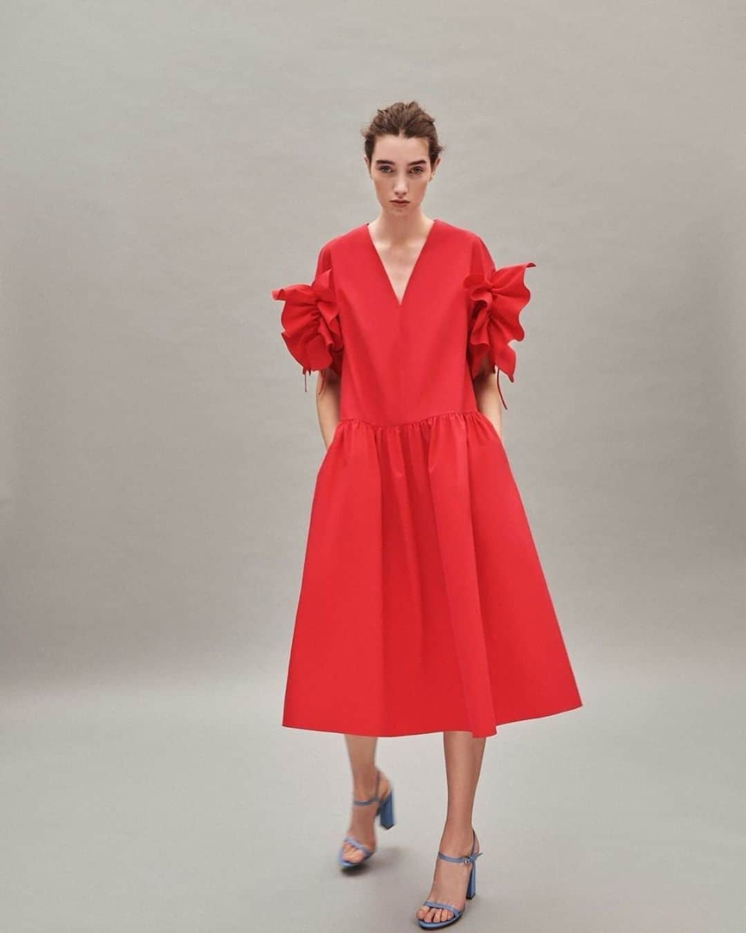 ルッツのインスタグラム：「.. just a dress from @delpozo Delpozo PreFall 18 ❤️  - - - - - #delpozo #reddress #madrid #moda #modaespañola #modaes #lutzhuelle」