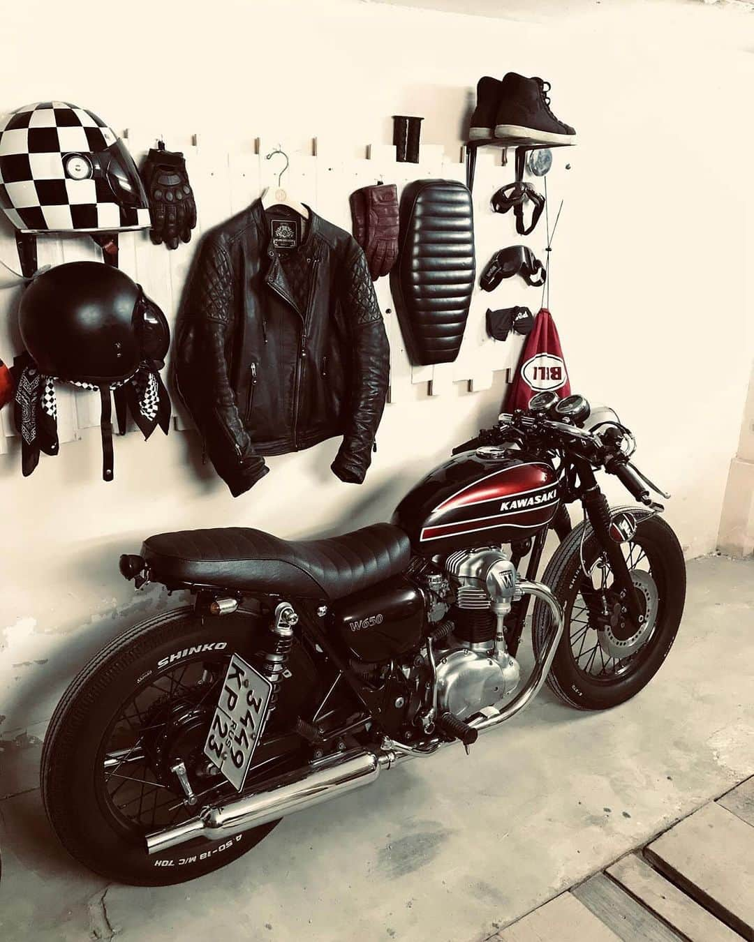 epidemic_motorsさんのインスタグラム写真 - (epidemic_motorsInstagram)「Garage design 😍🏍 @alexey_nikulin_kefirus . . . #kawasakiw650  ⚙️Follow @epidemic_motors For Daily Custom Bike Inspiration ⚙️  - Like, comment, and share - Tag your friends ✍️ - - - 🚀Turn on daily notifications  	 #motorcycle  #bike  #custom  #ride #epidemicmotors #epidemic_motors#ride_like_hell #instamoto #stocksucks #artist#builtnotbought #saintmotors #saint_motors #kustom  #kulture  #caferacer  #bratstyle #girlsbiker#musicians#la#motos#filmmaker#filmmaking#movie#dj#producer #writer」11月21日 2時53分 - epidemic_motors