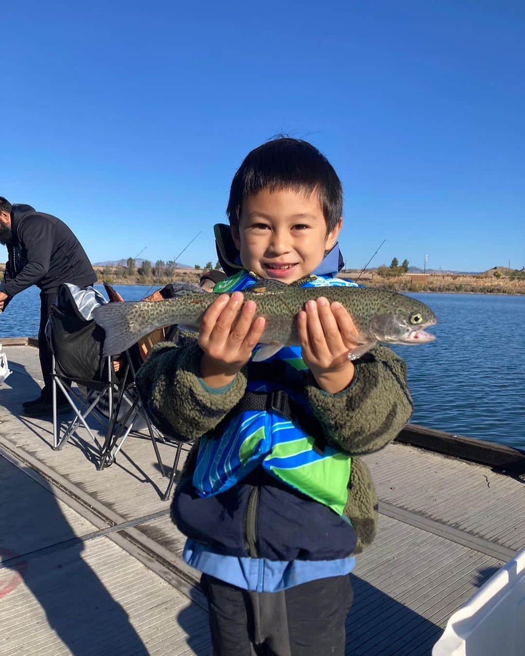 珠華ゆふさんのインスタグラム写真 - (珠華ゆふInstagram)「じゅんじゅんとパパは今週も釣りへ🎣 今回は4匹大きな魚を持って帰ってきました‼️ 前回、お隣でたくさん釣っていた釣り名人に仕掛けを教えてもらったので、これから手ぶらで帰ってくることはなさそうです⭐️ 我が家だけでは食べきれないので、よくお邪魔するご近所ファミリーのお家にお邪魔して、ムニエルとホイル焼きをみんなで美味しくいただきました💕  #メンタル#メンタルコーチング #メンタルトレーニング #宝塚 #宝塚og #宝塚受験 #バレエ #フィギュアスケート #パフォーマンスアップ #サンフランシスコ #ベイエリア #アメリカ生活」11月21日 3時02分 - yufu_tamahana