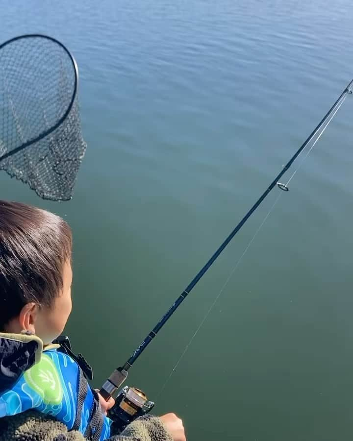 珠華ゆふのインスタグラム：「じゅんじゅんとパパは今週も釣りへ🎣 今回は4匹大きな魚を持って帰ってきました‼️ 前回、お隣でたくさん釣っていた釣り名人に仕掛けを教えてもらったので、これから手ぶらで帰ってくることはなさそうです⭐️ 我が家だけでは食べきれないので、よくお邪魔するご近所ファミリーのお家にお邪魔して、ムニエルとホイル焼きをみんなで美味しくいただきました💕  #メンタル#メンタルコーチング #メンタルトレーニング #宝塚 #宝塚og #宝塚受験 #バレエ #フィギュアスケート #パフォーマンスアップ #サンフランシスコ #ベイエリア #アメリカ生活」