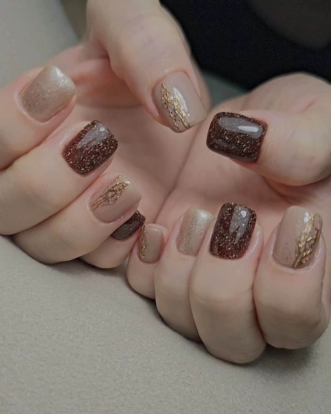 Yingさんのインスタグラム写真 - (YingInstagram)「Base colour: Ruyiya MIDDLE Jewel Box Collection in Jewel 22 and 04, Ruyigel #317 Chromw Art: Bettygel Non Wipe Art Deco Gel and Ruyiya chrome powder in Antique Bronze  Shop: www.nailwonderland.com @nailwonderlandsg」11月21日 3時02分 - nailartexpress