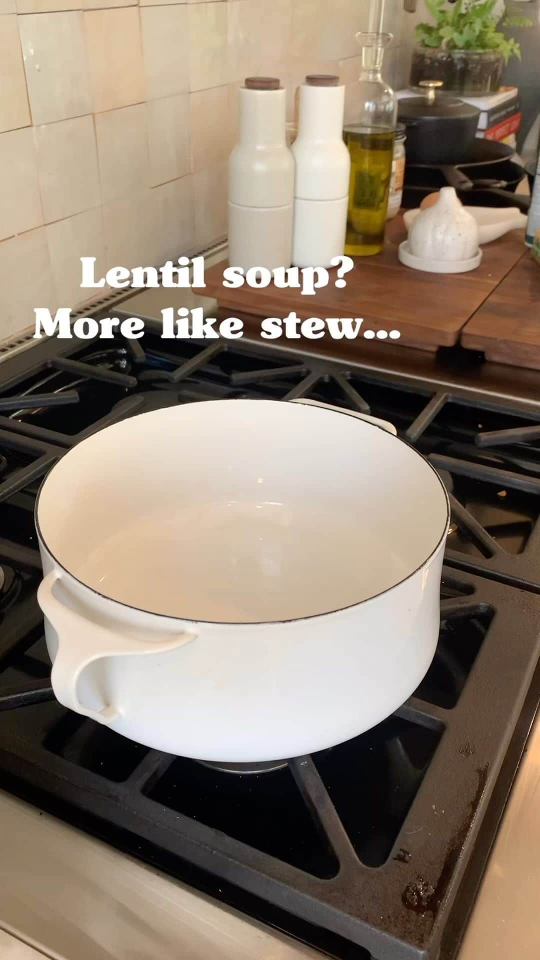 アレクサンドラ・ブレッケンリッジのインスタグラム：「Curry lentil stew.  Amazing over rice  On its own With crackers Chimichurri  Sour cream  Whatever you want. This is a crowd pleaser!!!!! 🥰💕🌈」