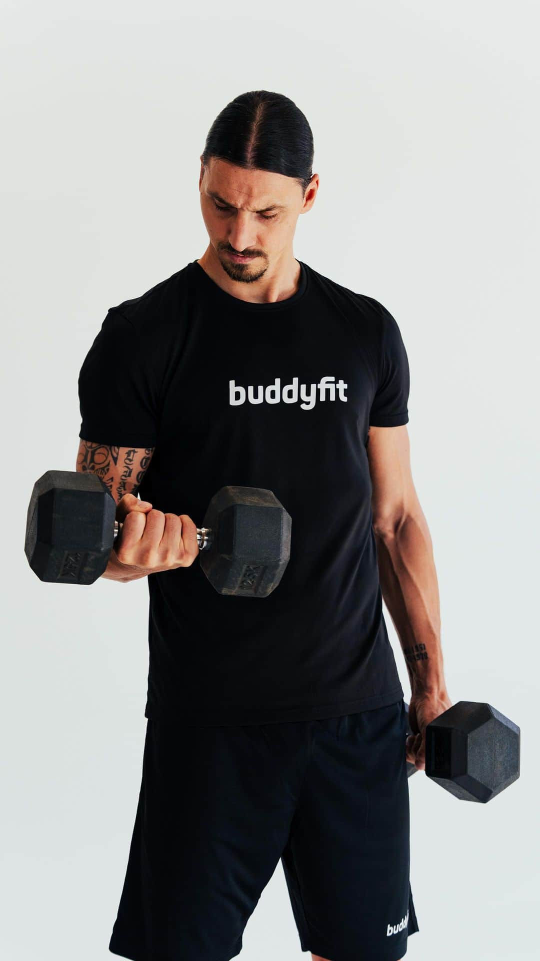 ズラタン・イブラヒモビッチのインスタグラム：「Set a goal. Focus on that. Stay motivated. Keep practicing.   Do it with @buddyfit」