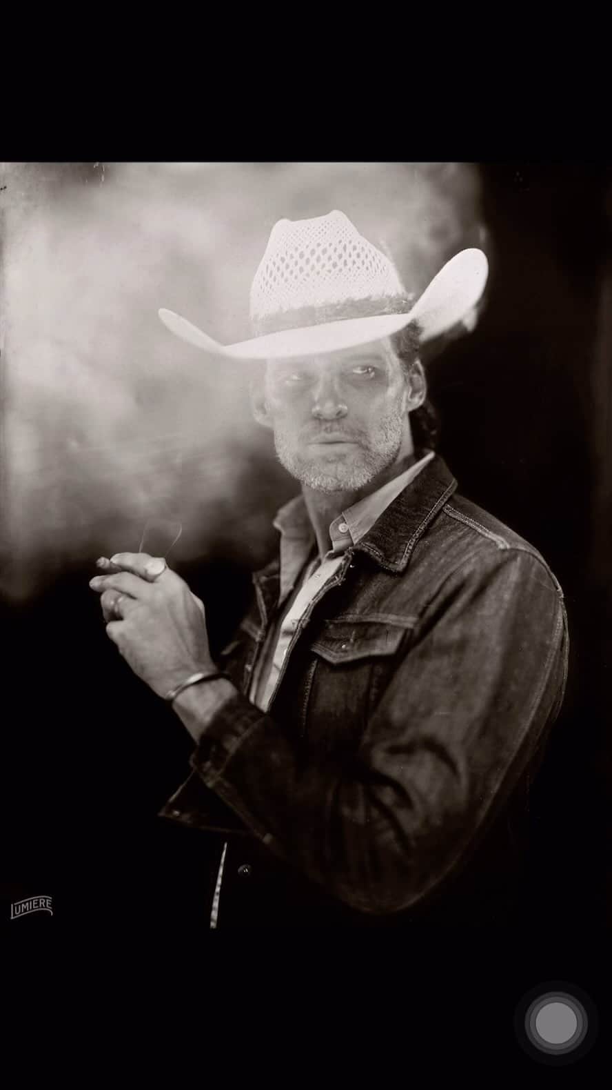 オースティン・ニコルズのインスタグラム：「This song is spooky and so cool. The Devil Wears a Suit and Tie. @colterwall. And thanks to @lumiere_tintype Adrian. What a dynamite talent you are! 📸  #cowboy #outlaw #westernstyle  #explore #explorepage」