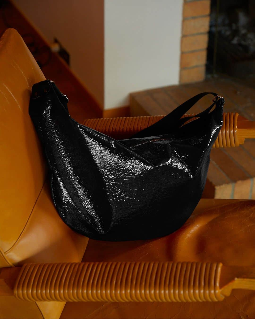 ジャックゴムのインスタグラム：「BACK IN STOCK : le sac demi-lune LUNA en vinyle craquelé brillant et lumineux.  #JACKGOMME #backinstock #bag #madeinfrance #light #newcollection #paris」