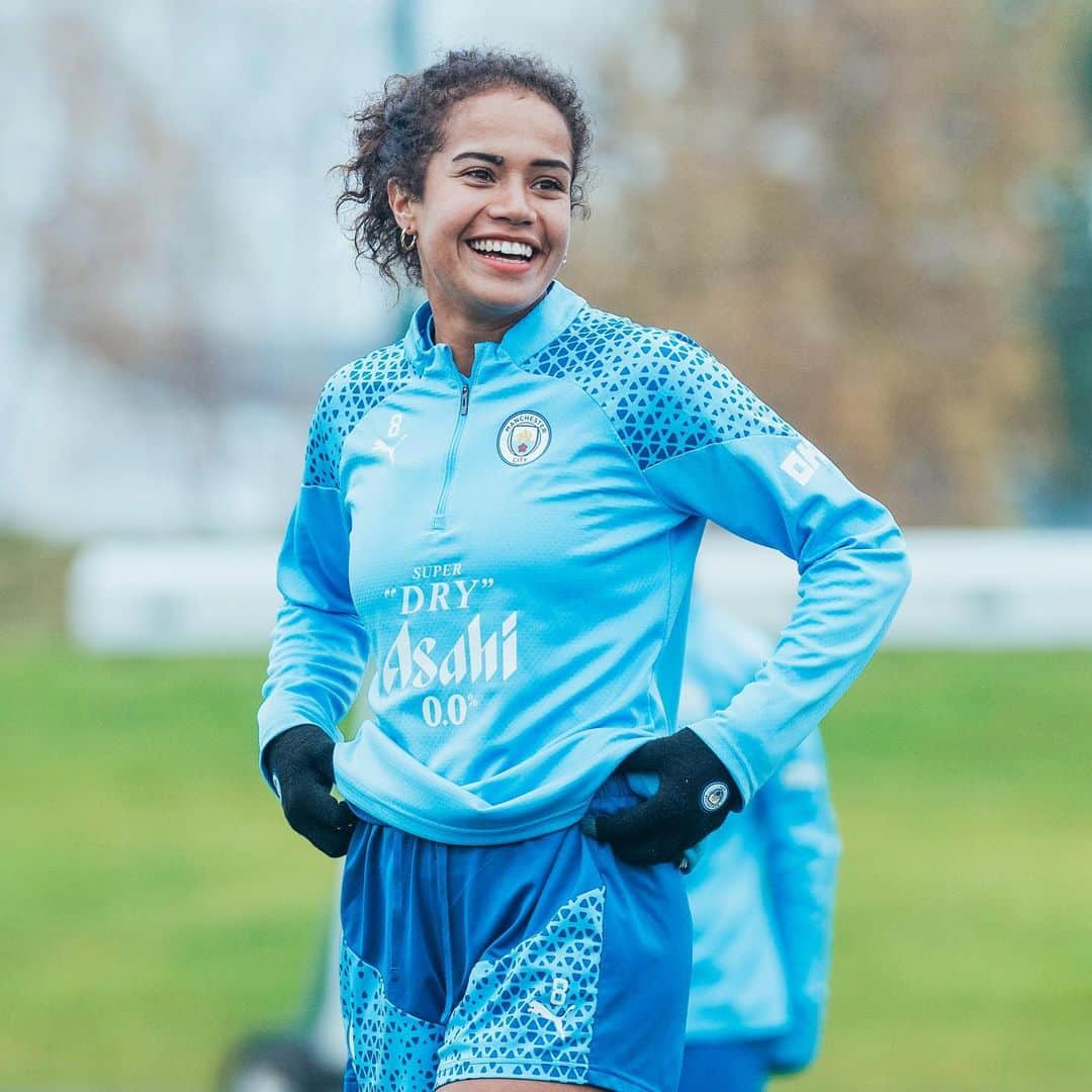 マンチェスター・シティFCのインスタグラム：「Smiles galore! 😁」