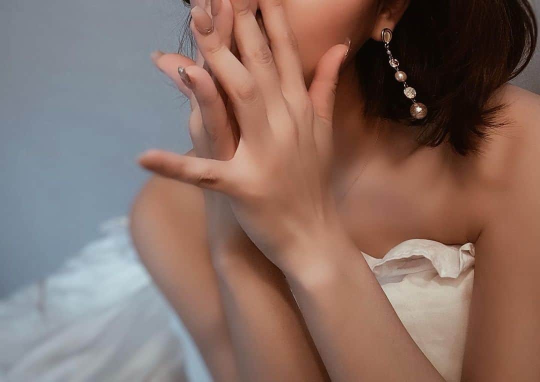 山本彩未のインスタグラム：「また徹夜だ😭 おやすみ🌜  #LUUNA#パールピアス#パールアクセサリー」
