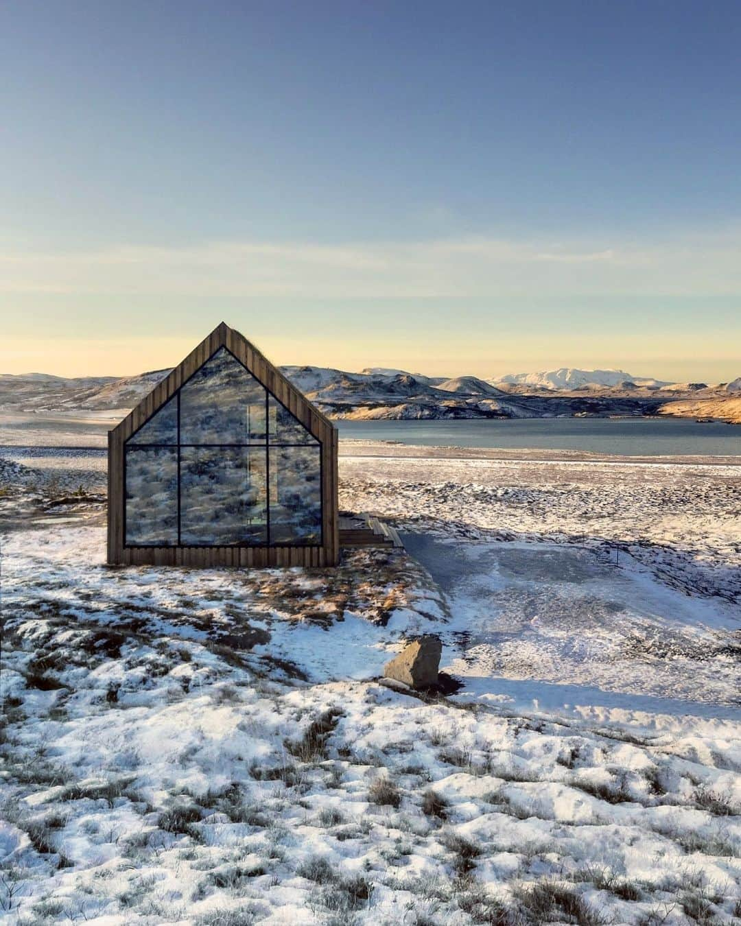 Airbnbさんのインスタグラム写真 - (AirbnbInstagram)「Floor to ceiling facades and a heated pool with views of Úlfljótsvatn Lake.  🏡 Iceland Lakeview Retreat 📍 Selfoss, Iceland」11月21日 3時10分 - airbnb