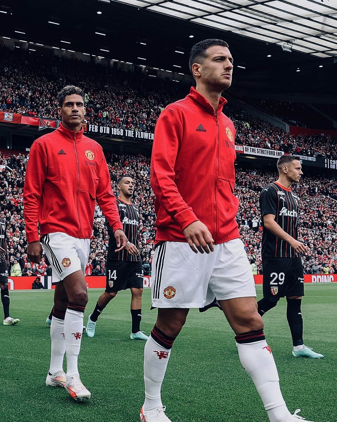 マンチェスター・ユナイテッドのインスタグラム：「Stepping out 🤲  Get 40% our anthem jacket during our Black Friday offer 🔺  #MUFC #ManUtd #Rashford」