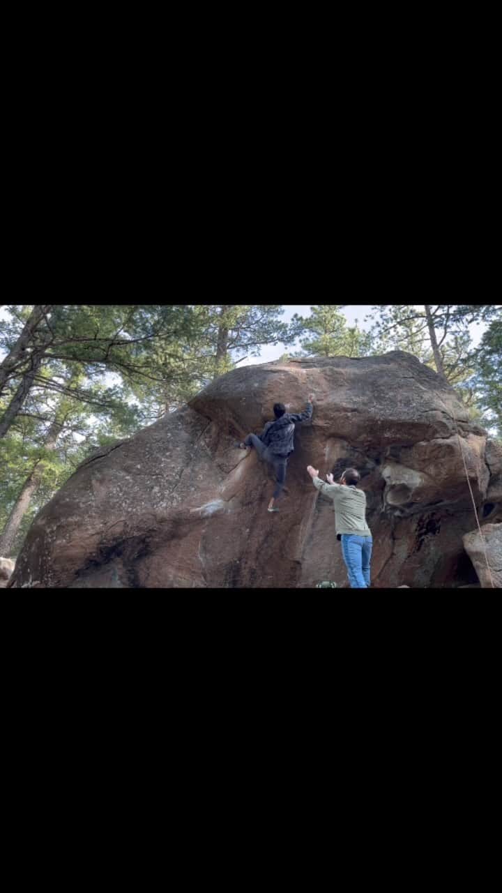 ポール・ロビンソンのインスタグラム：「Super fun going back to a climb I haven’t seen in about 15 years 😳😳😳 get over it sit broke a while back so it was a blast to reclimb it with a slightly harder bottom sequence! Fun times with @jeremy_fullerton @caroleeena_f 📸 and Ezra. #bouldering」
