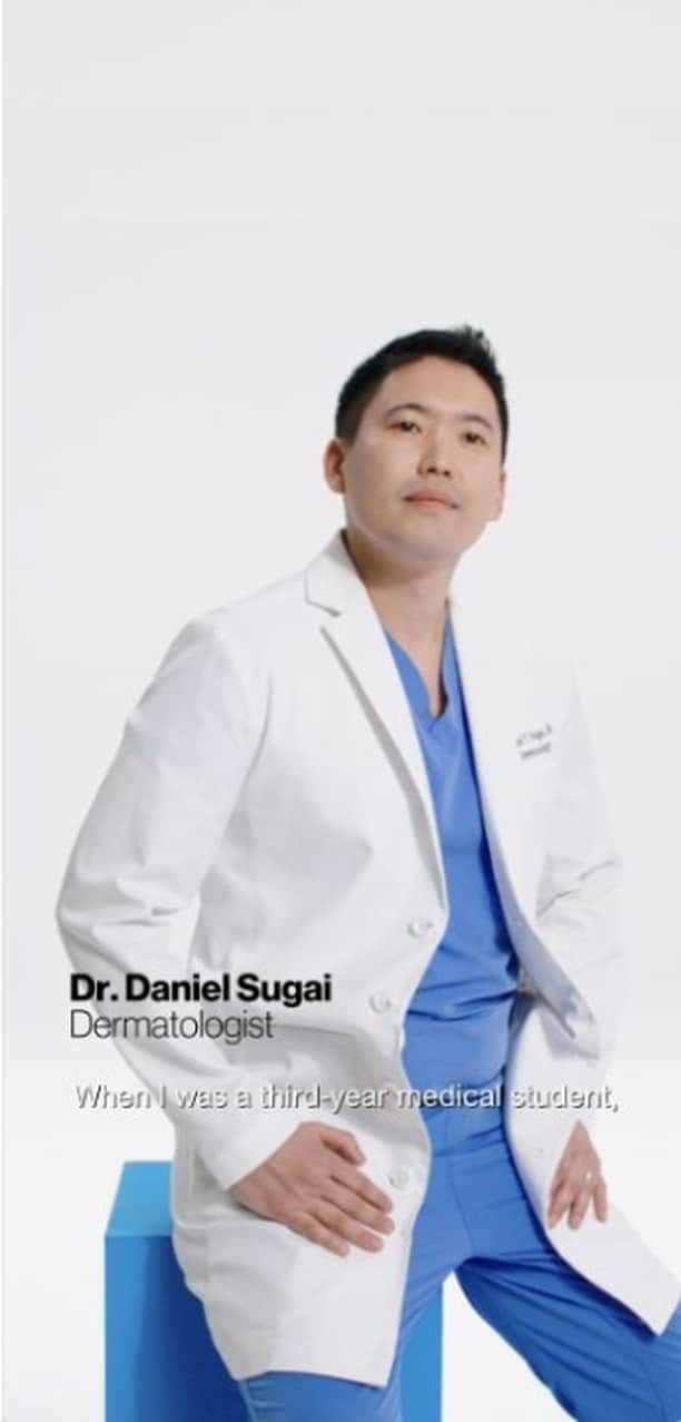 La Roche-Posayのインスタグラム：「Learn more about @danielsugaimd, a renowned dermatologist working in the US. Today, he shares his story about how understanding his patients has helped him provide better care and skincare solutions for their skin. For him, empathy is key, and this is what a #skinlifechanger is all about. This is his skin story. 💪  All languages spoken here! Feel free to talk to us at anytime. #larocheposay #dermatology Global official page from La Roche-Posay, France.」