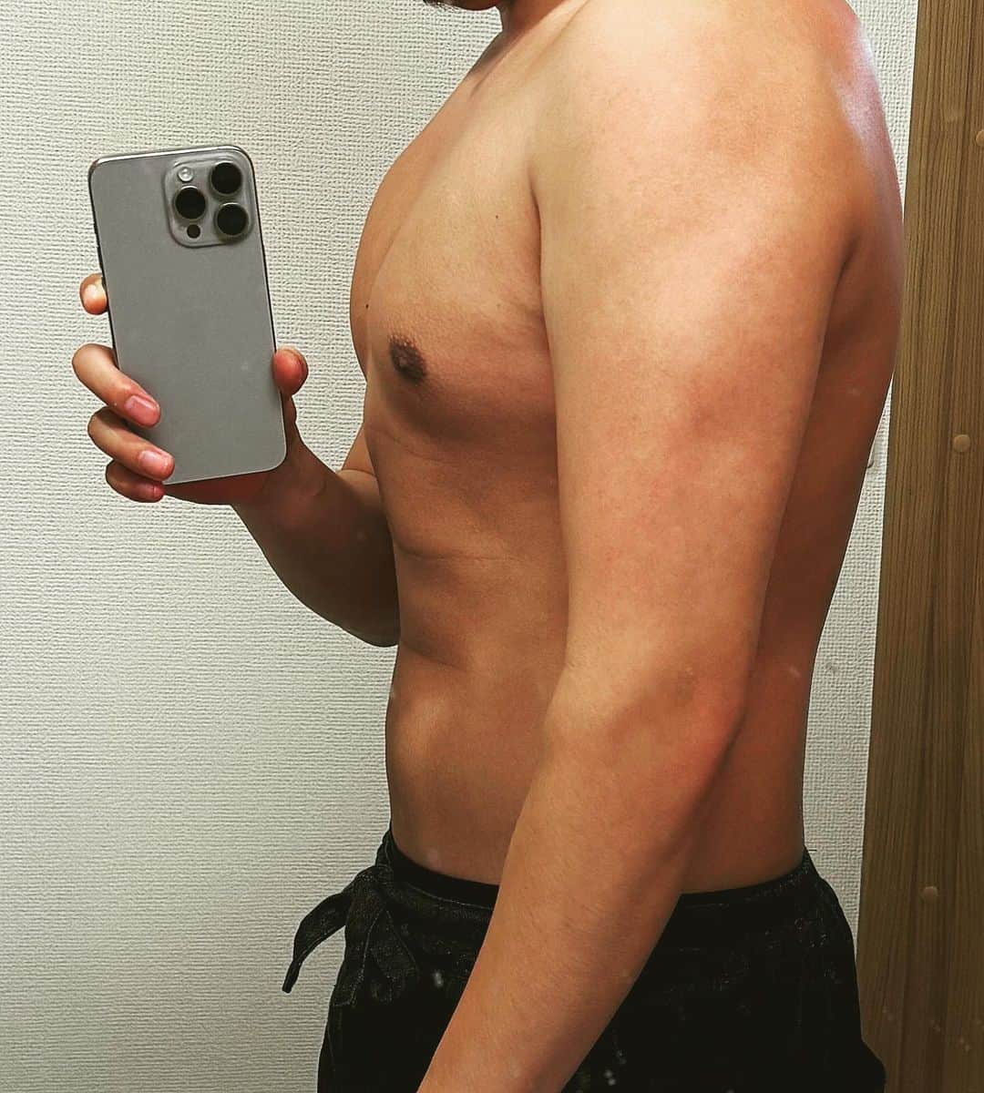 トラゾーのインスタグラム：「全盛期とまではいかないけどさらに体つきが良くなってきた💪 目指せカッコイイアラサー( ˇωˇ )」