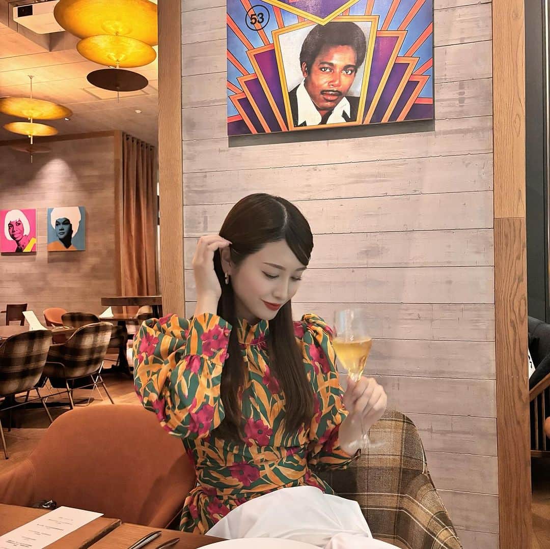 飛鳥凛さんのインスタグラム写真 - (飛鳥凛Instagram)「この間母と大手町にある @bullstokyo さんでフレンチディナーへ🍽️  落ち着いたラグジュアリーな空間で親子水入らずの時を過ごせて楽しかった❤️ この日は食前シャンパンからお食事に合わせたワインのペアリング。 白から赤の重たいのまでいただけてたまらんかったです🍷✨ 前菜からデザートまでどれも美しくて美味しくて幸せな時間… 曜日によってDJが音楽をかけてくれる日もあるみたいだから今度は#大人女子会 で行きたいな👗  最近は母も私もバタバタと色々あって、久しぶりにゆっくり美味しいディナーを食べれて疲れがリセットされた感じ！！！ やっぱり食って大事🥹 　 美味しかった飯テロの写真沢山載せます🤳♪  #PR #bullstokyo」11月21日 9時00分 - rin_asuka0328