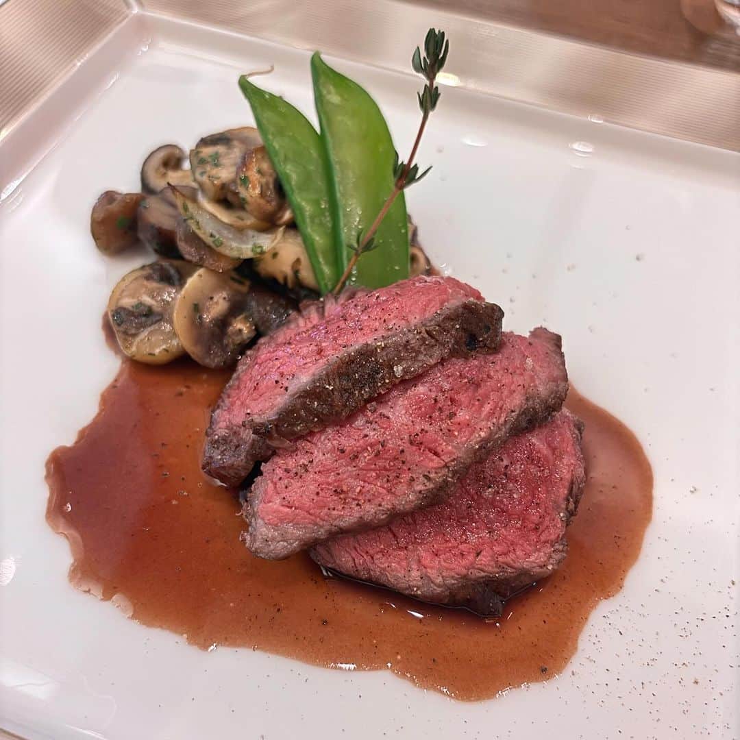 飛鳥凛さんのインスタグラム写真 - (飛鳥凛Instagram)「この間母と大手町にある @bullstokyo さんでフレンチディナーへ🍽️  落ち着いたラグジュアリーな空間で親子水入らずの時を過ごせて楽しかった❤️ この日は食前シャンパンからお食事に合わせたワインのペアリング。 白から赤の重たいのまでいただけてたまらんかったです🍷✨ 前菜からデザートまでどれも美しくて美味しくて幸せな時間… 曜日によってDJが音楽をかけてくれる日もあるみたいだから今度は#大人女子会 で行きたいな👗  最近は母も私もバタバタと色々あって、久しぶりにゆっくり美味しいディナーを食べれて疲れがリセットされた感じ！！！ やっぱり食って大事🥹 　 美味しかった飯テロの写真沢山載せます🤳♪  #PR #bullstokyo」11月21日 9時00分 - rin_asuka0328