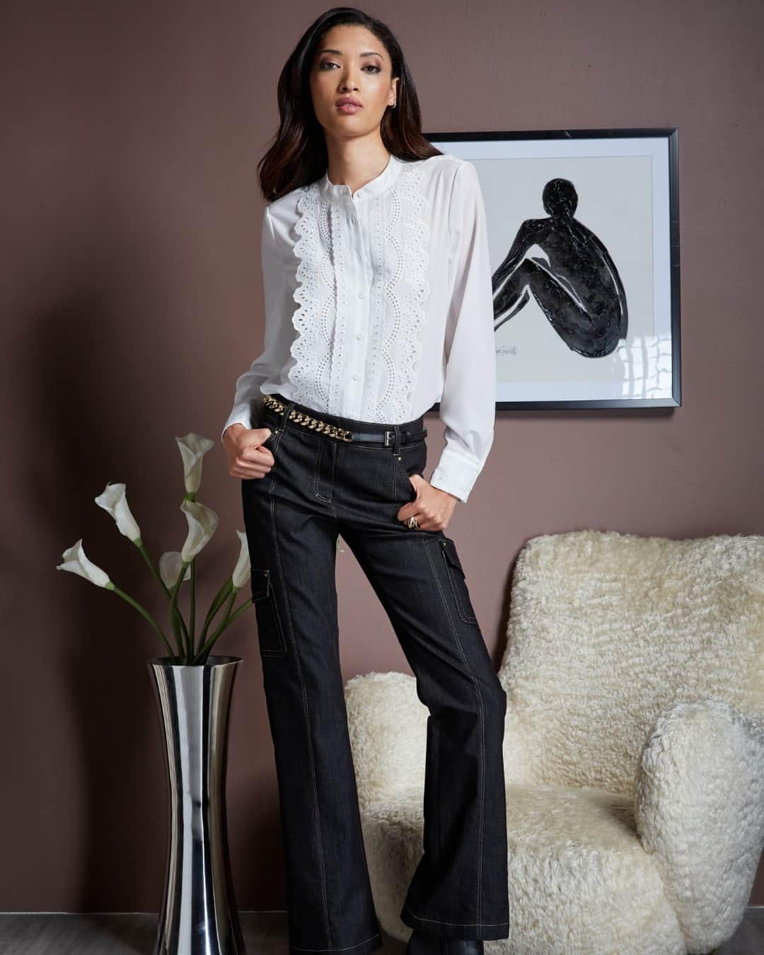 エリータハリのインスタグラム：「Where lace dreams come true! Our Lace Embroidered Shirt is a femme take on the white shirt! A perfect everyday top to pair with denim, cargos and beyond!  Available to shop at @saks, elietahari.com & Elie Tahari Collection Stores.」