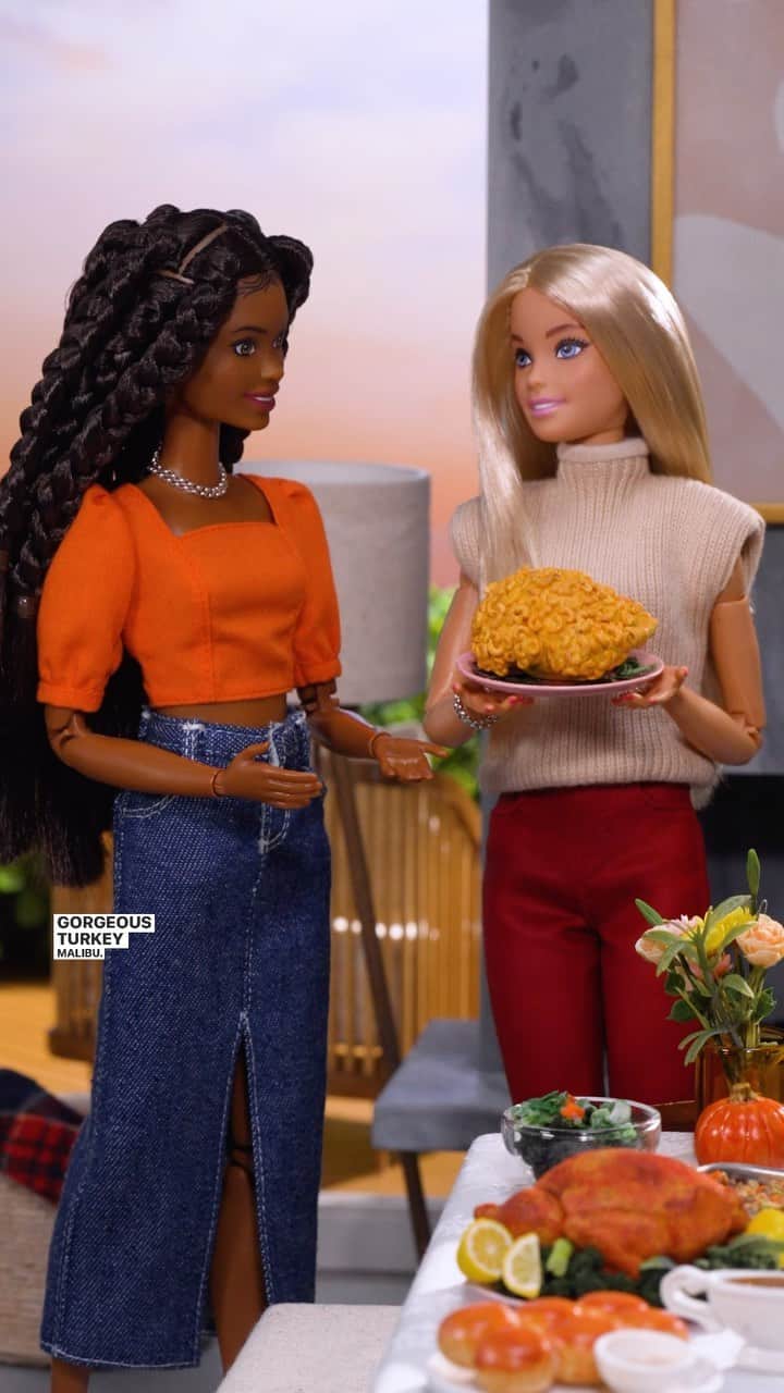 バービーのインスタグラム：「At this Friendsgiving, we’re all about the effort...but is it about the pasta? 🤔 #Barbie #Friendsgiving」