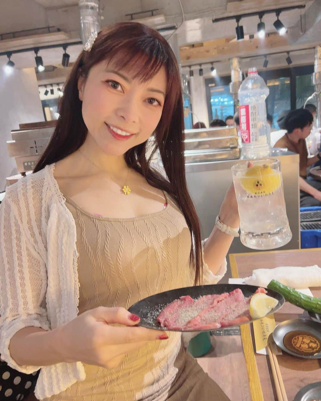 DJ MIYAさんのインスタグラム写真 - (DJ MIYAInstagram)「やっほぉ今夜は新宿で焼肉dinnerしてきましたぁぁ♥️  今年8月にOpenしたばかりの『新宿焼肉 ホルモンいのうえ』さんで焼き肉ディナーしてきましたぁ❤  新宿西口から10分ほど♡活気があってすごぉぉい🎵  @inoue_shinjuku　   PR   生搾りレモンサワーとサッポロ黒ラベル　　　で乾杯🍻  お味は爽やかで飲みやすいですね❤️  ◉タン ジューっといい音がしていい感じの焼肉の始まりぃ⭐︎✨🌟  ◉山葵カルビ タレ　660円  ピンクの綺麗なお肉ですぅー！💗 脂があまくて美味しいし お肉全体のクオリティーたかぁい♡ 美味しすぎて三つ頼んじゃったあ〜！！  ◉上ミノ  かためかと思ったら噛めばかむほど味がしみてきて旨味がいいかんじ♡  ◉豚ハラミ  ハラミもすごくおいしかったあ♥️  ◉ソーセージ（豚） 焼肉屋さんでソーセージ食べるの最近好きかもぉ♡  ◉鶏もも（塩） ほどよく焼いてくれたからめーっちゃ美味しくて嬉しかったあ💗  接客も活気があっていい感じ⭐︎お肉やお酒も美味しくて楽しめました˚✧₊⁎❝᷀ົཽ≀ˍ̮ ❝᷀ົཽ⁎⁺˳✧༚  今日はありがとうございました❤️  https://tabelog.com/tokyo/A1304/A130401/13285384/  #新宿グルメ 　#新宿ランチ 　#新宿焼肉 　#焼肉好きな人と繋がりたい 　#焼肉大好き 　#ホルモン好きな人と繋がりたい #焼肉好きな人と繋がりたい #東京焼肉 #japanesefood #新宿焼肉ホルモンいのうえ #焼肉いのうえ #焼き肉 #東京グルメ巡り #東京 #東京グルメ #東京焼肉屋 #焼肉屋さん #ヤキニク #焼き肉屋 #焼肉レストラン #グルメインフルエンサー #グルメインスタグラマー #グルメ #焼肉屋さん #ホルモンいのうえ #焼肉店 #グルメ女子」11月21日 3時28分 - dj_miya