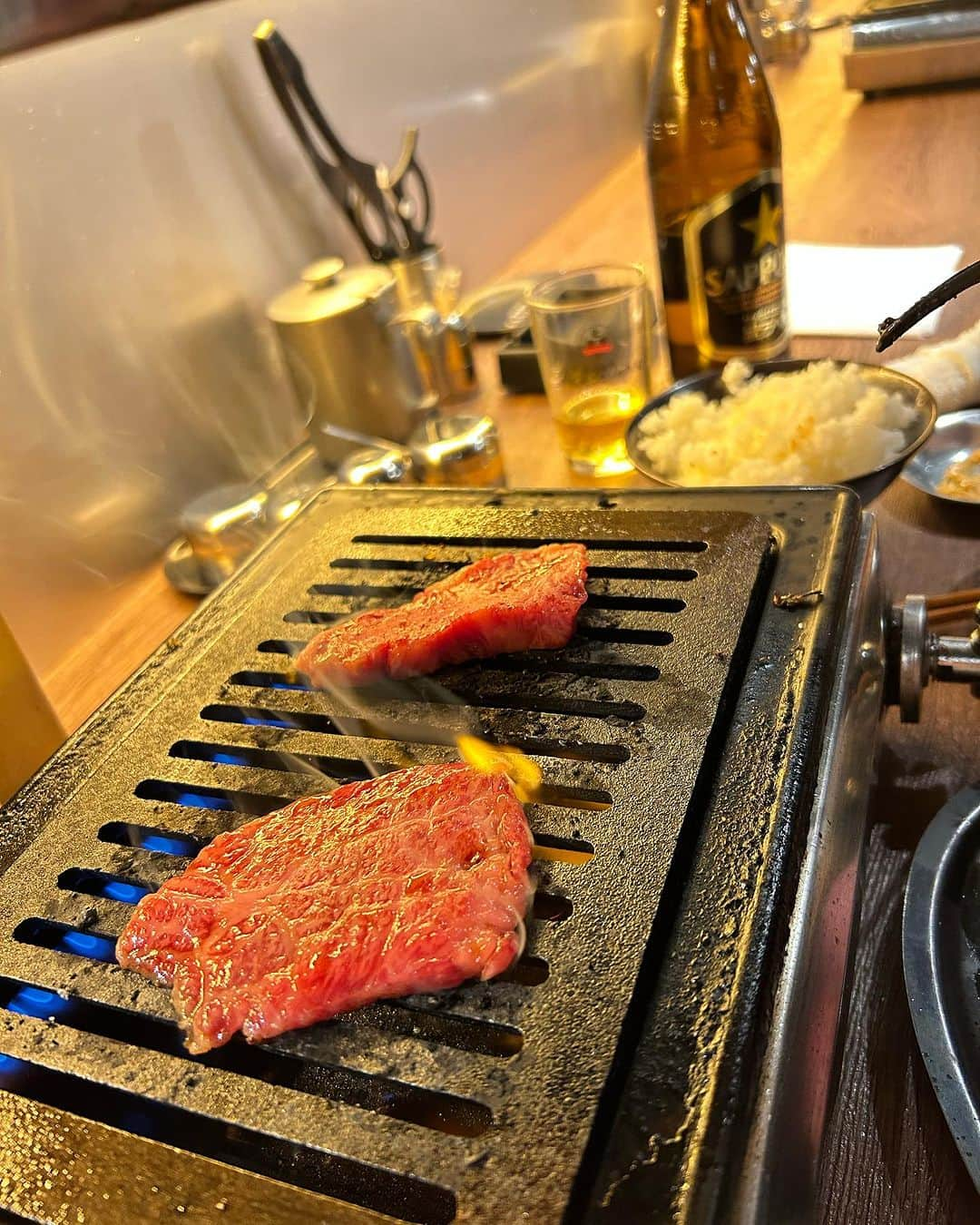 DJ MIYAさんのインスタグラム写真 - (DJ MIYAInstagram)「やっほぉ今夜は新宿で焼肉dinnerしてきましたぁぁ♥️  今年8月にOpenしたばかりの『新宿焼肉 ホルモンいのうえ』さんで焼き肉ディナーしてきましたぁ❤  新宿西口から10分ほど♡活気があってすごぉぉい🎵  @inoue_shinjuku　   PR   生搾りレモンサワーとサッポロ黒ラベル　　　で乾杯🍻  お味は爽やかで飲みやすいですね❤️  ◉タン ジューっといい音がしていい感じの焼肉の始まりぃ⭐︎✨🌟  ◉山葵カルビ タレ　660円  ピンクの綺麗なお肉ですぅー！💗 脂があまくて美味しいし お肉全体のクオリティーたかぁい♡ 美味しすぎて三つ頼んじゃったあ〜！！  ◉上ミノ  かためかと思ったら噛めばかむほど味がしみてきて旨味がいいかんじ♡  ◉豚ハラミ  ハラミもすごくおいしかったあ♥️  ◉ソーセージ（豚） 焼肉屋さんでソーセージ食べるの最近好きかもぉ♡  ◉鶏もも（塩） ほどよく焼いてくれたからめーっちゃ美味しくて嬉しかったあ💗  接客も活気があっていい感じ⭐︎お肉やお酒も美味しくて楽しめました˚✧₊⁎❝᷀ົཽ≀ˍ̮ ❝᷀ົཽ⁎⁺˳✧༚  今日はありがとうございました❤️  https://tabelog.com/tokyo/A1304/A130401/13285384/  #新宿グルメ 　#新宿ランチ 　#新宿焼肉 　#焼肉好きな人と繋がりたい 　#焼肉大好き 　#ホルモン好きな人と繋がりたい #焼肉好きな人と繋がりたい #東京焼肉 #japanesefood #新宿焼肉ホルモンいのうえ #焼肉いのうえ #焼き肉 #東京グルメ巡り #東京 #東京グルメ #東京焼肉屋 #焼肉屋さん #ヤキニク #焼き肉屋 #焼肉レストラン #グルメインフルエンサー #グルメインスタグラマー #グルメ #焼肉屋さん #ホルモンいのうえ #焼肉店 #グルメ女子」11月21日 3時28分 - dj_miya