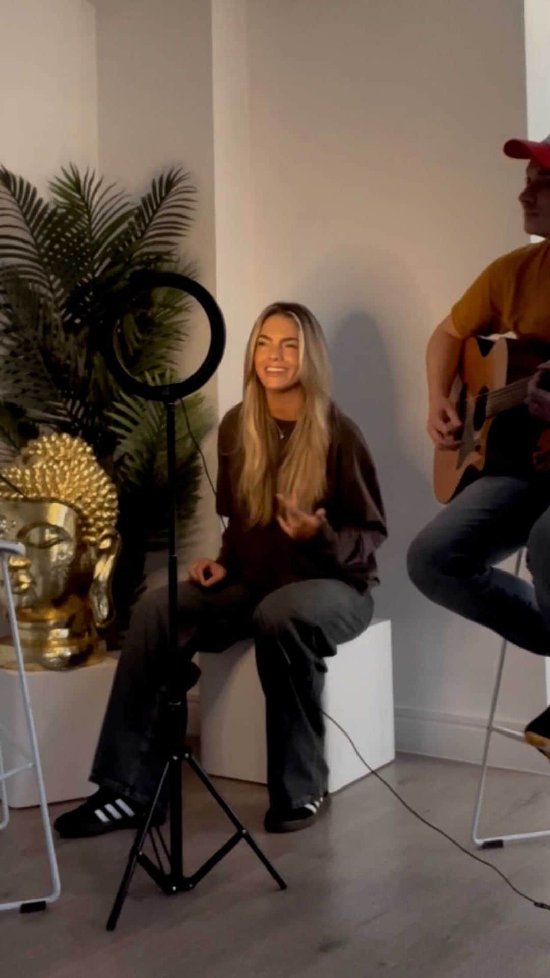 ルイザ・ジョンソンのインスタグラム：「Just a lil sumn sumn  - @dionrusheguitar 🎸💁🏼‍♀️」