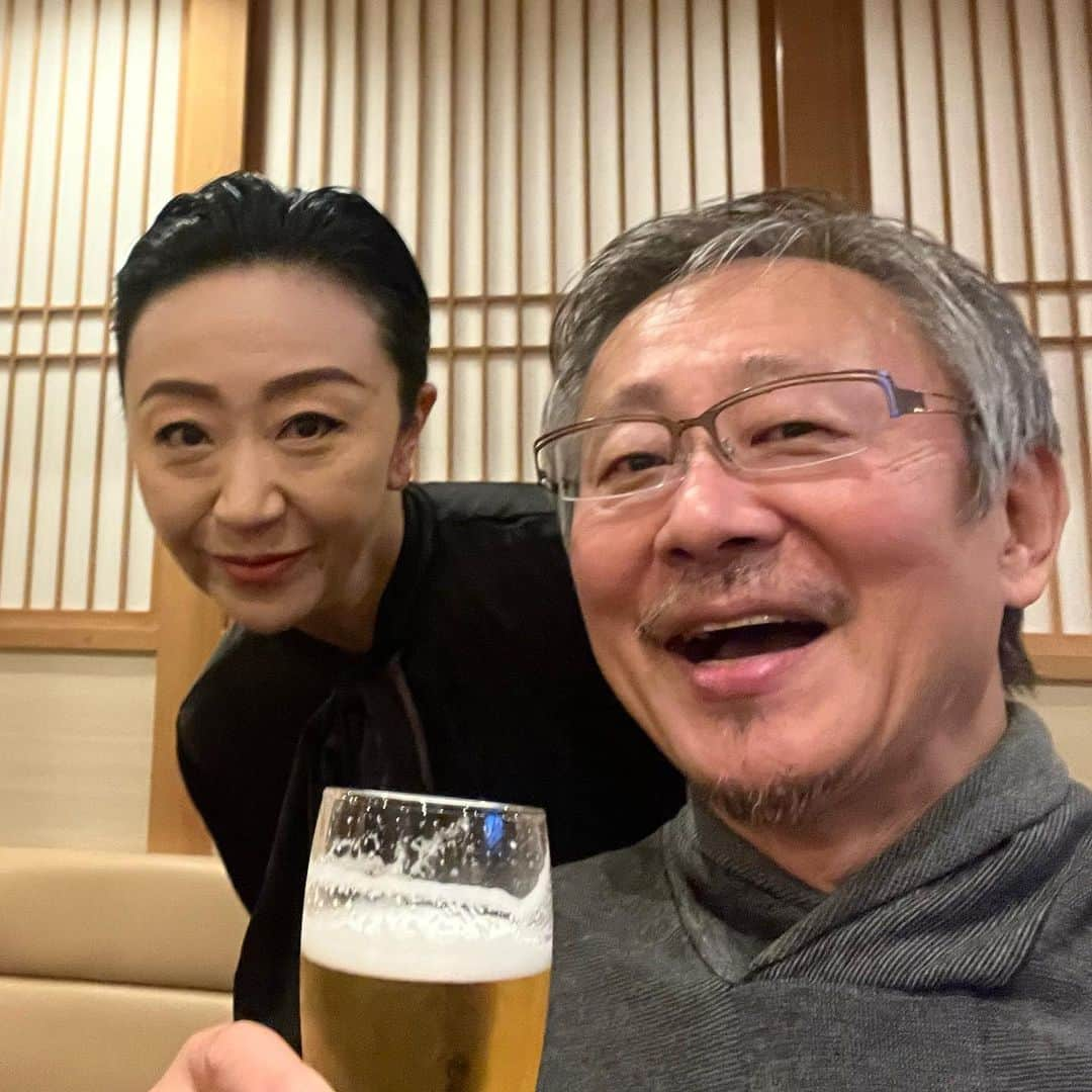 松尾貴史のインスタグラム：「今日は京都の撮影が早めに終わったので、30年以上の付き合いの芸妓さん、豆涼さんの「川口」へ。  すぐさま私の顔を見るなり、「近所にいてはるはずやし」と私の敬愛する大先生を呼びつける暴挙。そのまま祇園の何にあれして、ダイヤモンド社の重鎮と合流、オーセンティックなバー〜3時間しか営業していないラーメンの名店〜塩梅の良いスナックへ。  京都の夜は楽しおす！」