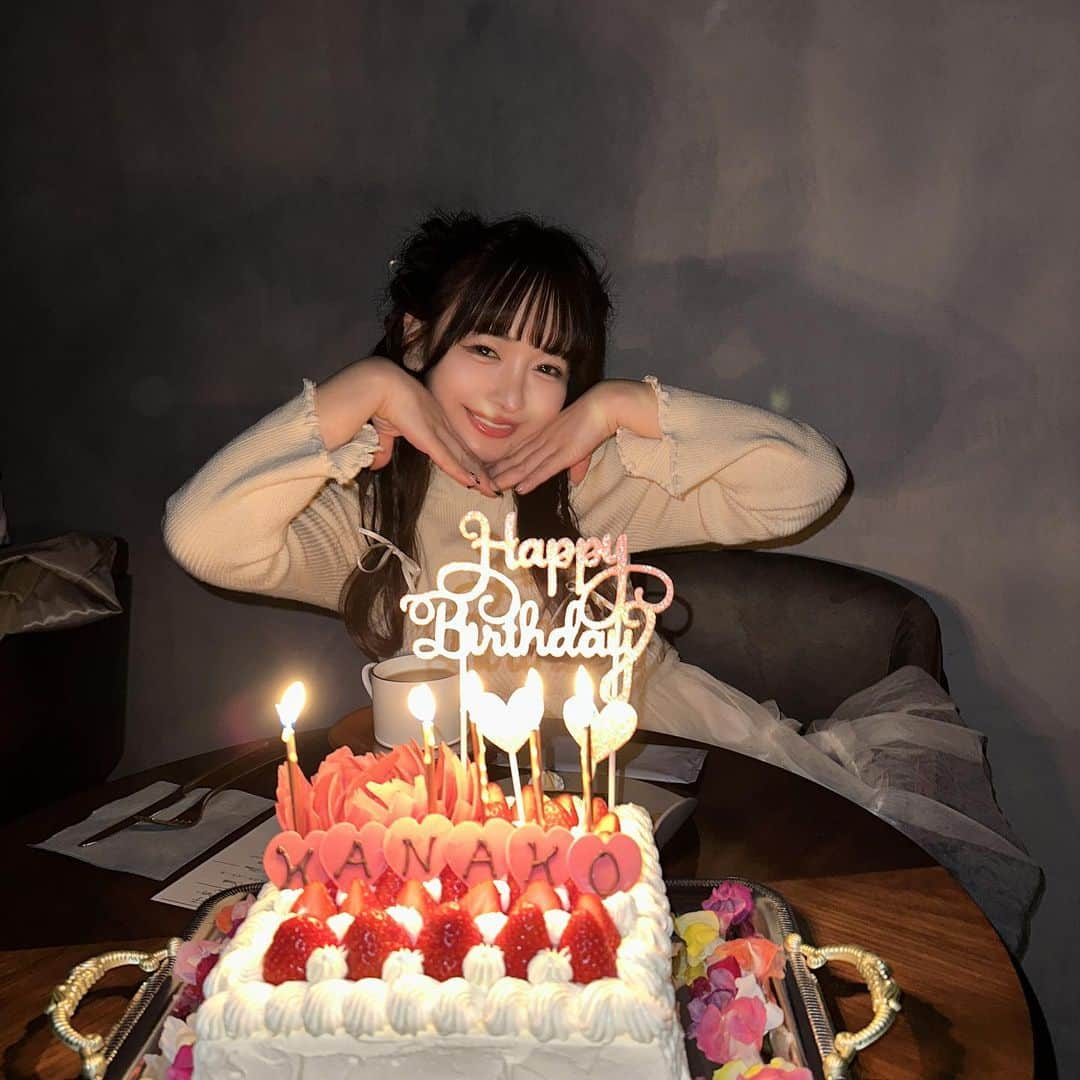 平松可奈子さんのインスタグラム写真 - (平松可奈子Instagram)「🤍🤍&OIMO Cafe🤍🤍🤍  #平松可奈子生誕祭2023 2部は　@and_oimo_tokyo_cafe  さんで貸切TeaPartyでした🫖  とってもお洒落な店内で スイーツもすごく美味しくて… この日のためにシェフの方が 素敵すぎるケーキも 作って下さいました♡ˎˊ˗  ありがとうございました🥲  お店の方がとても素敵な方達で かなふぁむも私も とても幸せな時間が 過ごせました…💐  かなふぁむからは 素敵なスタンドフラワーと 真っ白な12本の薔薇を頂きました 🌹"永遠"だったので ずっと応援してくれるって ことかなあ…🙈💞  1日愛に溢れていて 1年のご褒美タイムでした！ かなふぁむになってくれて ありがとうございます🪿 32歳の私もよろしくお願いします🫶🫶  #andoimotokyo  #誕生日　#happybirthday」11月21日 3時29分 - 11kanaco14