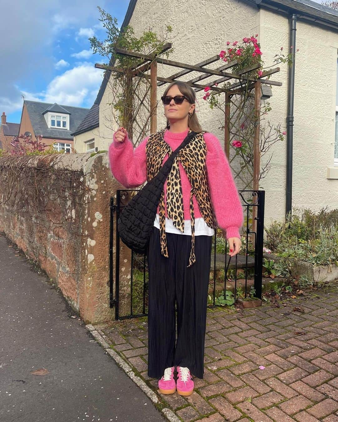 ゴーラさんのインスタグラム写真 - (ゴーラInstagram)「@robynhartwinks adding a pop of pink into her AW looks.⁠ ⁠ Psst, we have a few sizes of the pink Elan left 🤍」11月21日 3時30分 - golaclassics