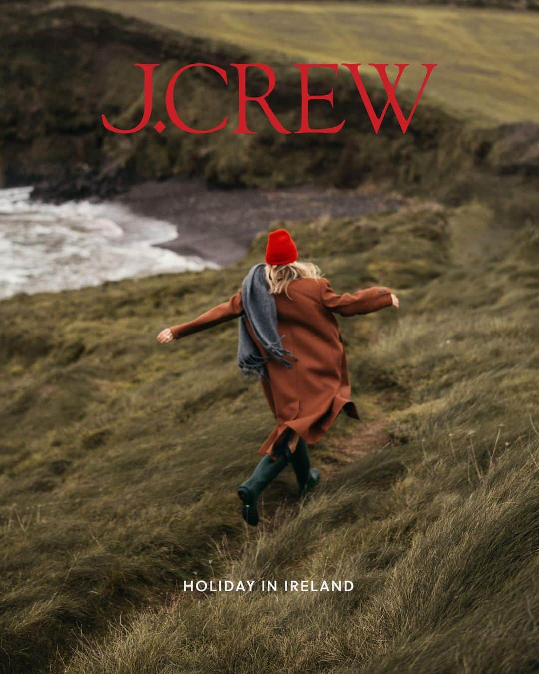 ジェイクルーのインスタグラム：「MIND YOUR MANORS | Greetings from Cork, where we invited the J.Crew Collective on a holiday adventure, starting with a stroll along the Irish coastline in our warmest layers…」