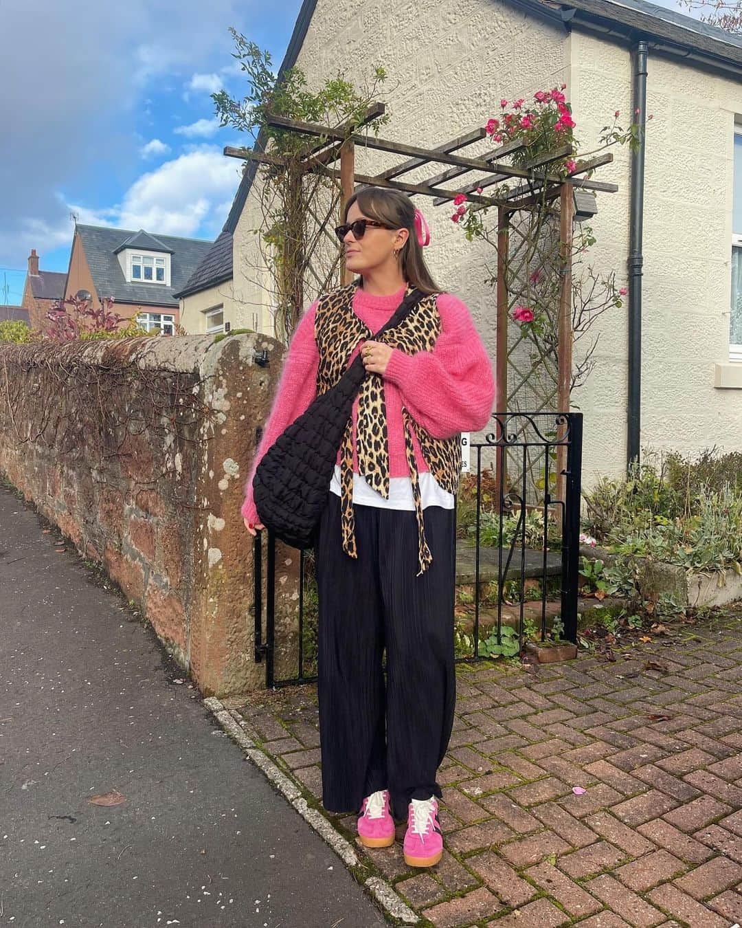 ゴーラのインスタグラム：「@robynhartwinks adding a pop of pink into her AW looks.⁠ ⁠ Psst, we have a few sizes of the pink Elan left 🤍」