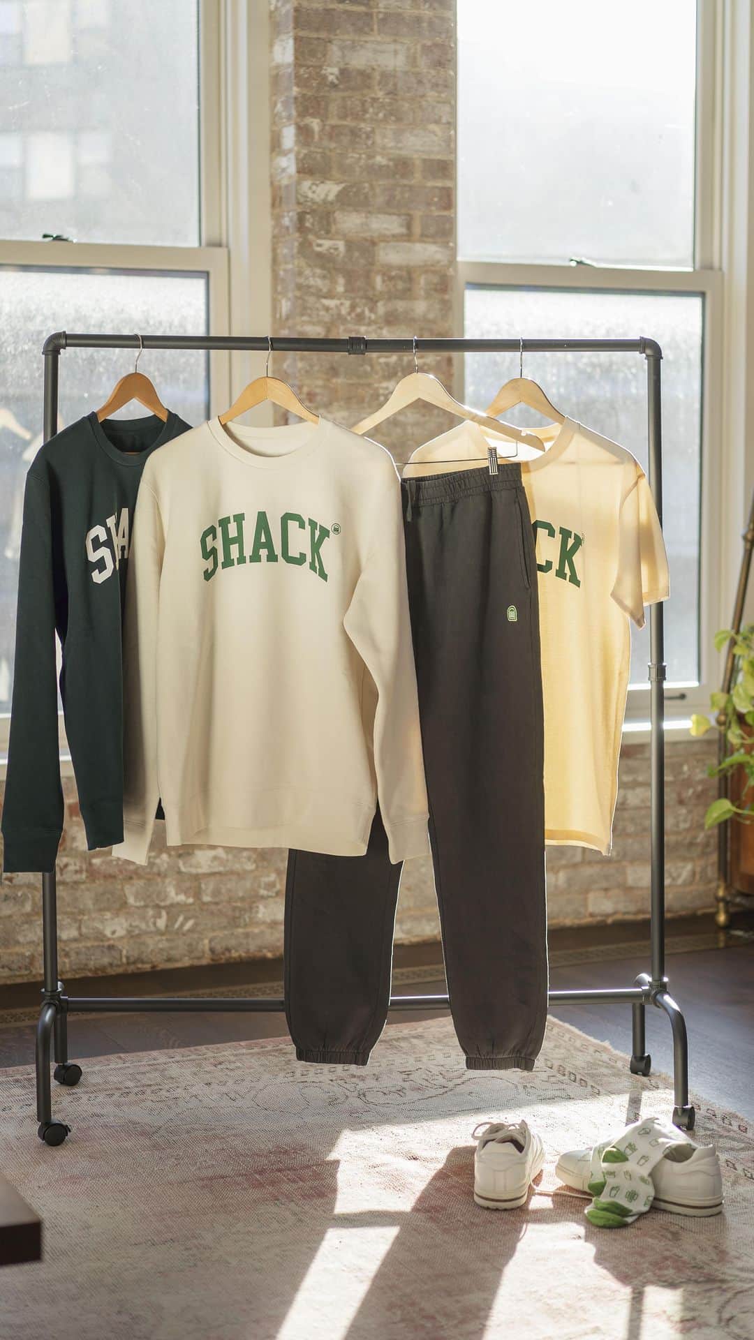 SHAKE SHACKのインスタグラム：「New merch just dropped and it’s going fast. Get yours ASAP 🍔  Link in bio to shop.」