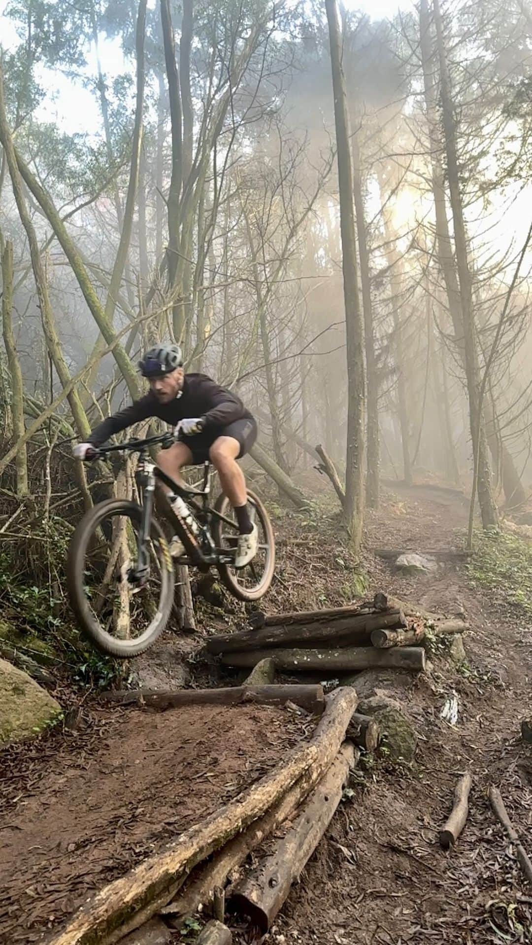 Rodrigo Hilbertのインスタグラム：「O treino de hoje teve estrada e muita montanha, foi ótimo pra aprimorar as decidas técnicas e ainda fui presenteado com uma paisagem espetacular!   Bora que treino é essencial! 🚴🏽‍♂️  #bike #mtb #treino」