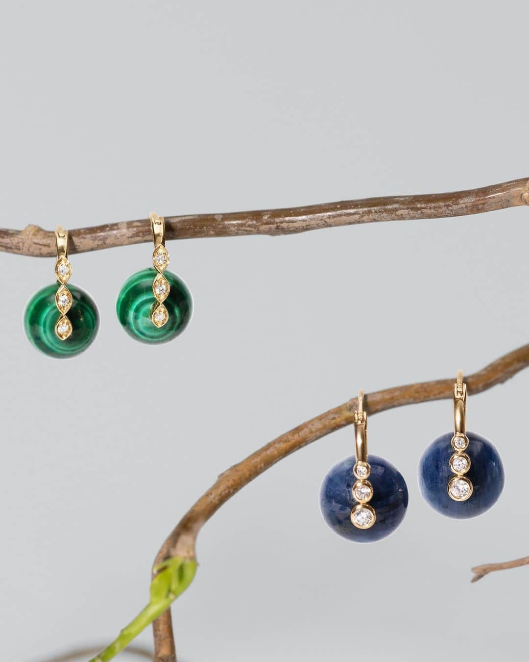 シドニーエヴァンのインスタグラム：「Bold Blooms 💚 Add a chic pop of color to your look with our elegant collection of semi-precious stone earrings. Featuring beautiful Malachite, Kyanite, Amethyst, Labradorite, and more. #SydneyEvan」