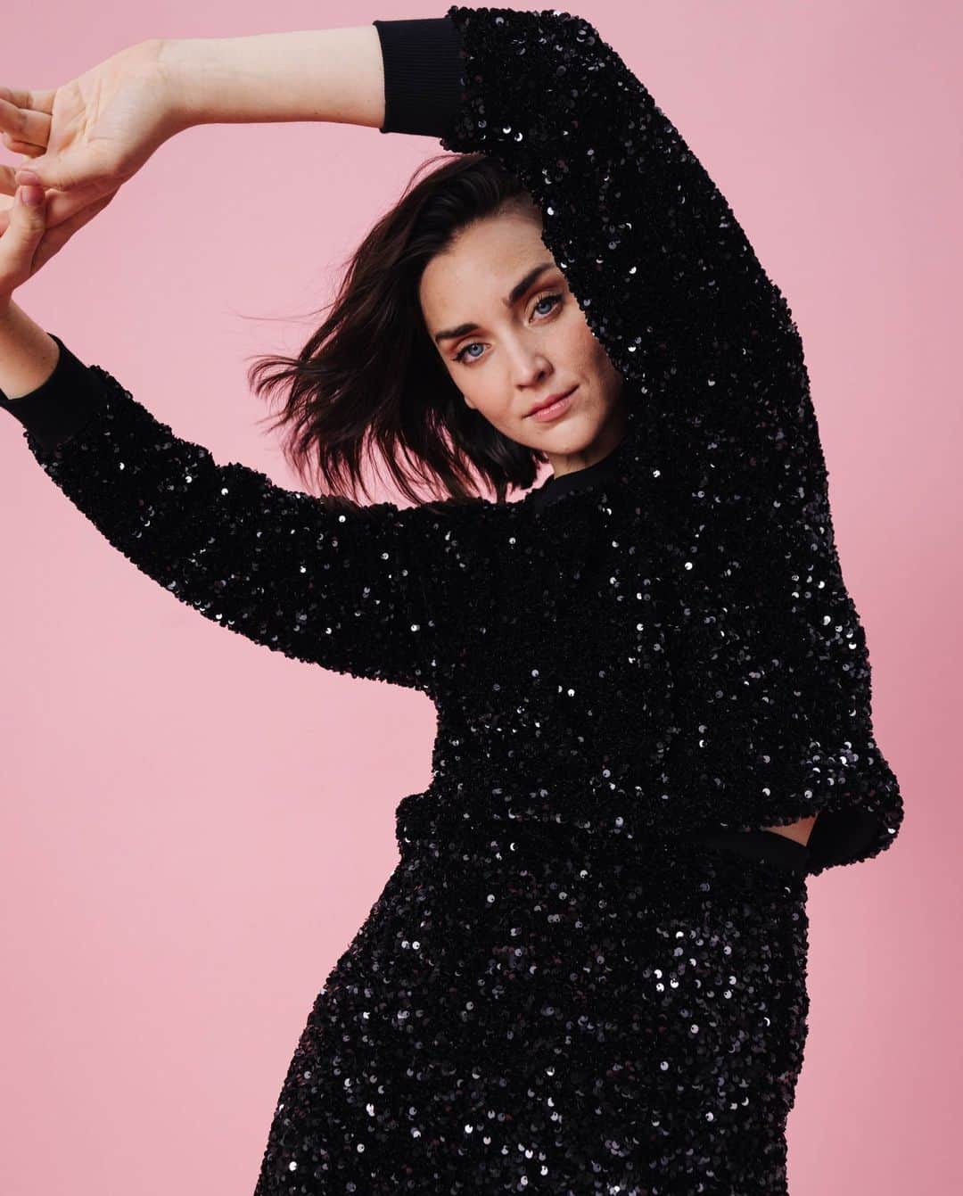 lisa gachetさんのインスタグラム写真 - (lisa gachetInstagram)「Henri et Sarah Sequins Noirs, oh waow !  Le confort en tenue de soirée ❤️✨ Disponible en ligne et en boutique, du 34 au 52 🍋 #makemylemonade #tenuedefete #ideelook #oftd」11月21日 4時00分 - makemylemonade